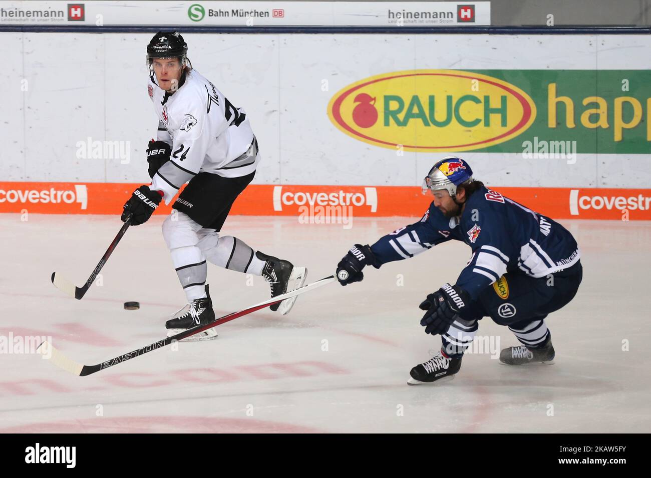 Jon Matsumoto di Red Bull Munich vies Marcus Weber di Norimberga Ice Tigers durante il 42th Gameday di German Ice Hockey League tra Red Bull Munich e Norimberga Ice Tigers allo stadio Olympia-Eissportzentrum di Monaco di Baviera, Germania, il 14 gennaio 2018. (Foto di Marcel Engelbrecht/NurPhoto) Foto Stock