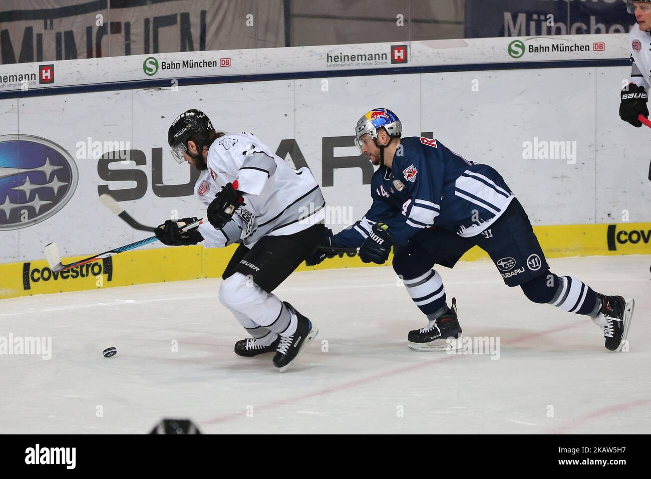 Steve Pinizzotto di Red Bull Munich vies Tom Gilbert di Norimberga Ice Tigers durante il 42th Gameday della German Ice Hockey League tra Red Bull Munich e Norimberga Ice Tigers allo stadio Olympia-Eissportzentrum di Monaco, Germania, il 14 gennaio 2018. (Foto di Marcel Engelbrecht/NurPhoto) Foto Stock