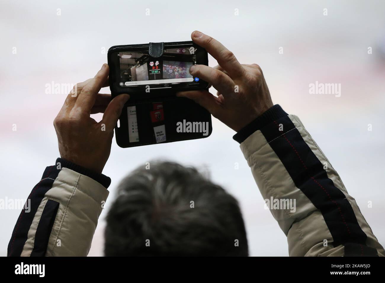 Il visitatore fotografa il tabellone durante il Gameday 42th della Lega tedesca di hockey su ghiaccio tra la Red Bull Munich e le tigri di ghiaccio di Norimberga allo stadio Olympia-Eissportzentrum di Monaco, in Germania, il 14 gennaio 2018. (Foto di Marcel Engelbrecht/NurPhoto) Foto Stock