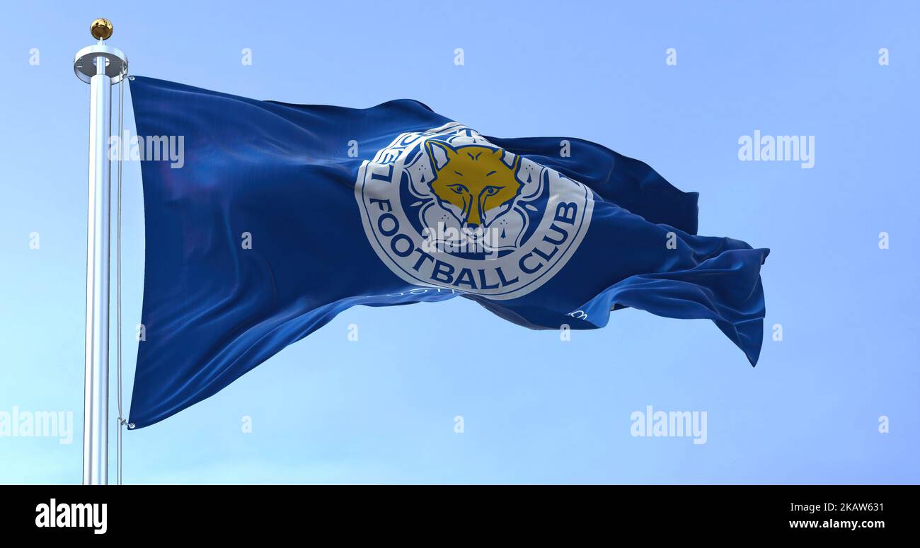 Leicester, Regno Unito, ottobre 2022: La bandiera del Leicester City Football Club che sventola nel vento. Il Leicester City FC è una squadra di calcio inglese con sede in città Foto Stock