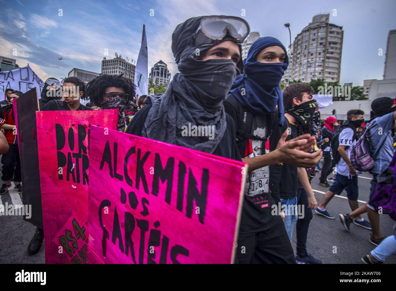 I dimostranti marciano durante una protesta contro l'aumento della tariffa sui trasporti pubblici a Sao Paulo, Brasile, il 17 gennaio 2018. La protesta è stata organizzata dal Free fare Movement, lo stesso gruppo che ha avviato manifestazioni di massa contro il governo che hanno riempito le strade del Brasile nel 2013. (Foto di Cris FAGA/NurPhoto) Foto Stock