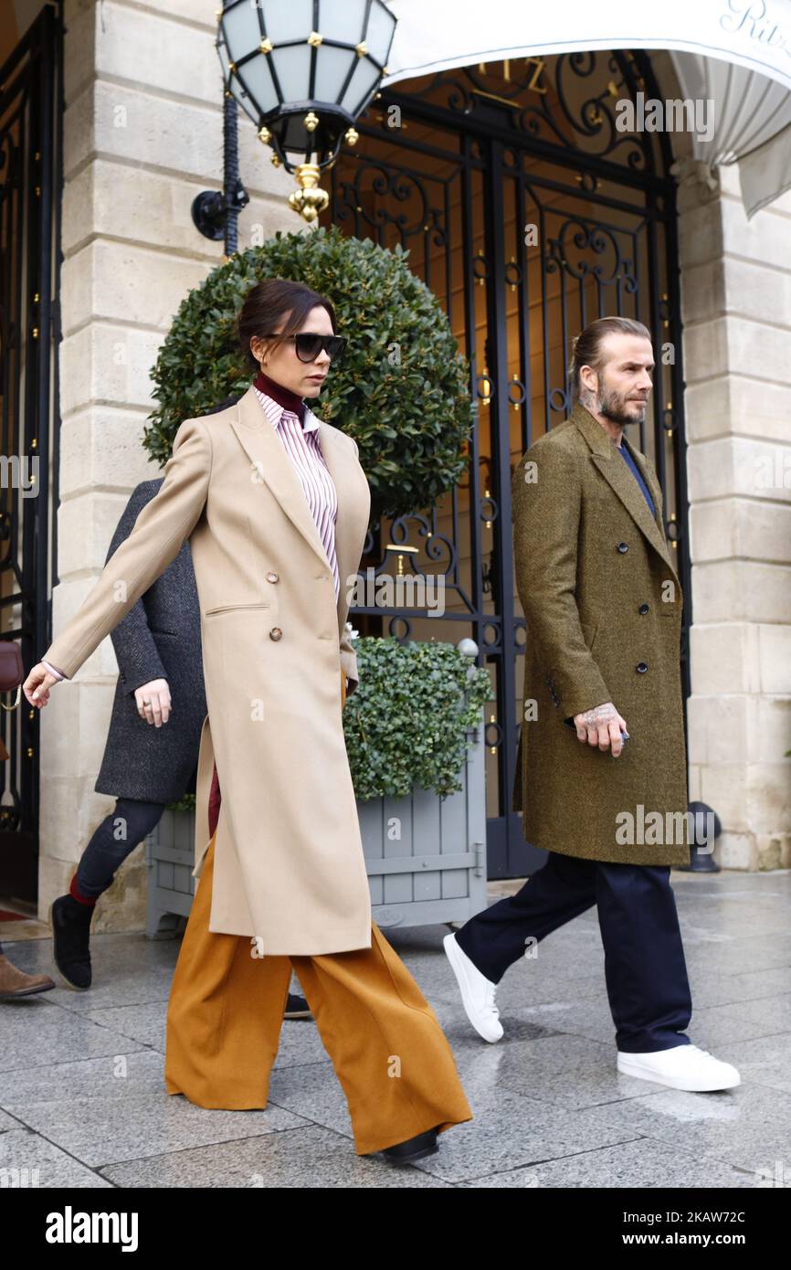 Brooklyn Beckham, Victoria Beckham e David Beckham sono visti lasciando l'hotel Ritz a Parigi, Francia il 18 gennaio 2018. Vanno allo spettacolo Louis Vuitton Menswear Autunno/Inverno 2018-2019 come parte della settimana della moda di Parigi. (Foto di Mehdi Taamallah/NurPhoto) Foto Stock