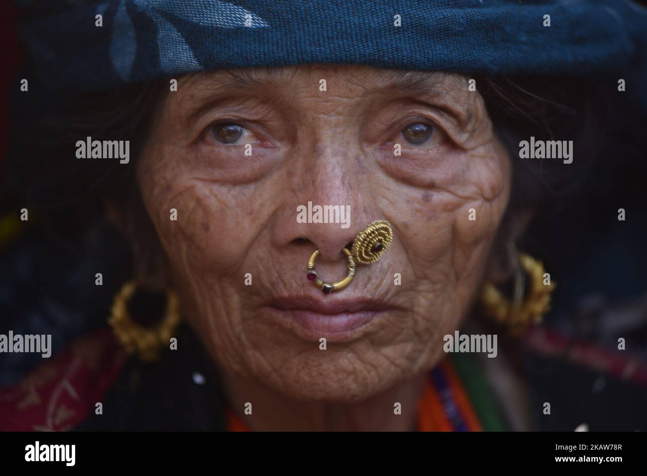 Un ritratto di una donna anziana viene a partecipare alla celebrazione del Sonam Losar festival o Lunar nuovo anno, che si verifica intorno allo stesso periodo dell'anno come fa cinese e mongolo nuovo anno a Kathmandu, Nepal Giovedi, 18 gennaio 2018. (Foto di Narayan Maharjan/NurPhoto) Foto Stock