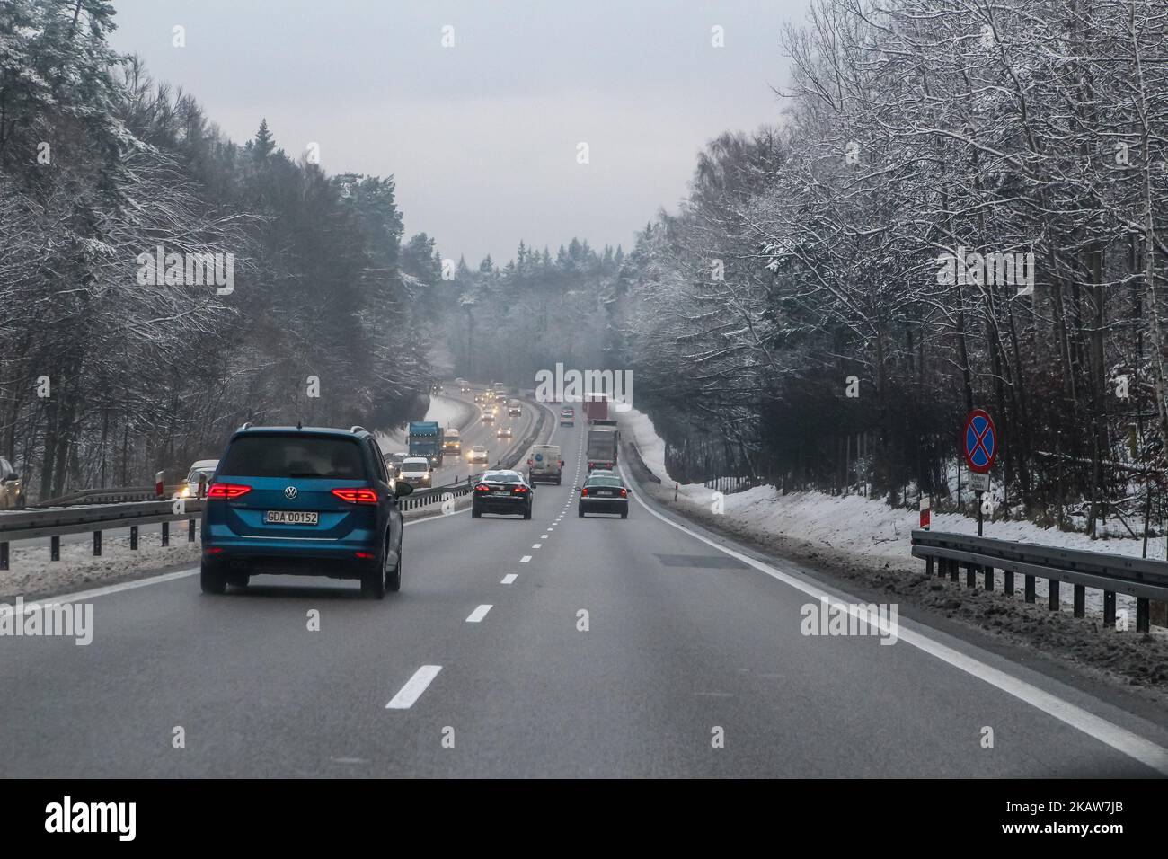 Blue Volkswagen Touran nello scenario invernale della Tricity Ringroad è visto a Danzica, Polonia il 19 gennaio 2018 la caduta di neve pesante e l'energia eolica è stata tagliata a circa 30.000 case polacche dopo che i venti feroci hanno torciato la Polonia il giovedì sera e il venerdì mattina, Il Centro di sicurezza del Governo (RCB) ha detto (Foto di Michal Fludra/NurPhoto) Foto Stock