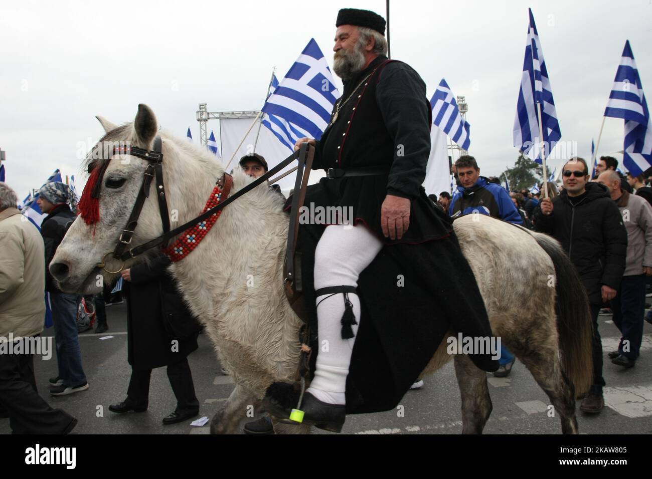 Migliaia di persone protestano contro qualsiasi compromesso greco sulla controversia sul nome con l'ex Repubblica iugoslava di Macedonia (FYROM) a Salonicco, in Grecia, il 21 gennaio 2018. Atene sostiene che il nome Macedonia suggerisce che Skopje ha diritti territoriali per la regione della Grecia settentrionale con lo stesso nome, di cui Salonicco è la capitale.(Photo by Grigoris Siamidis/NurPhoto) Foto Stock