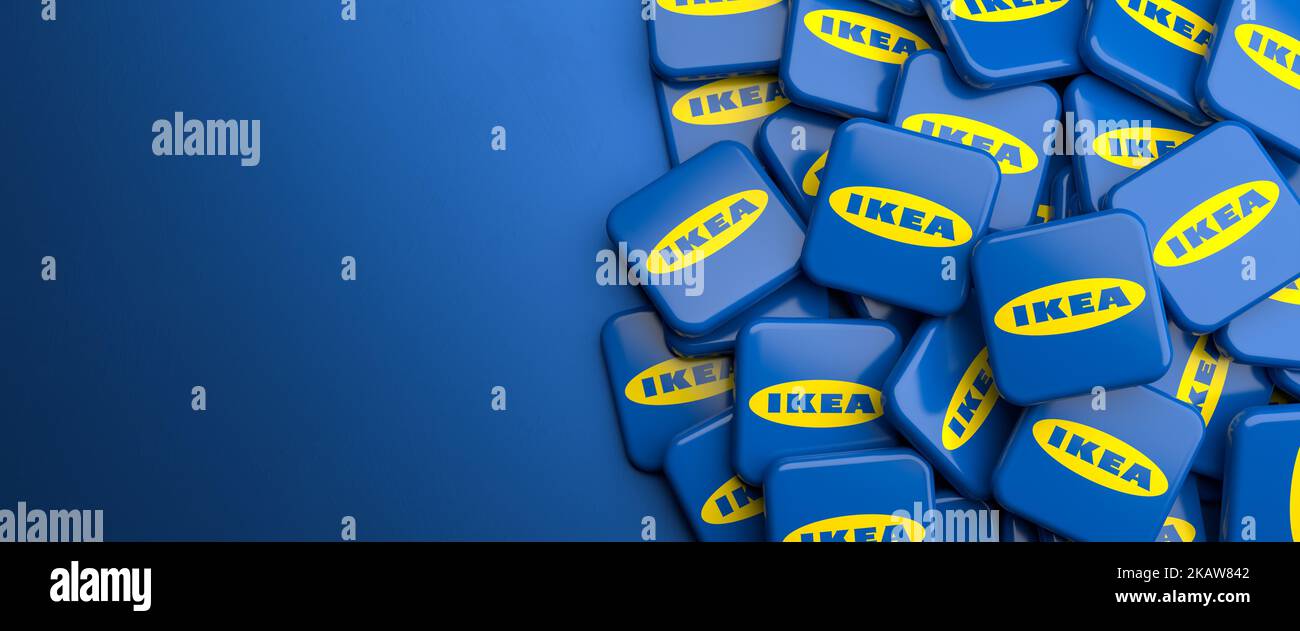 Loghi della società svedese di conglomerati e mobili IKEA su un mucchio di tavoli. Spazio di copia. Formato banner Web. Foto Stock