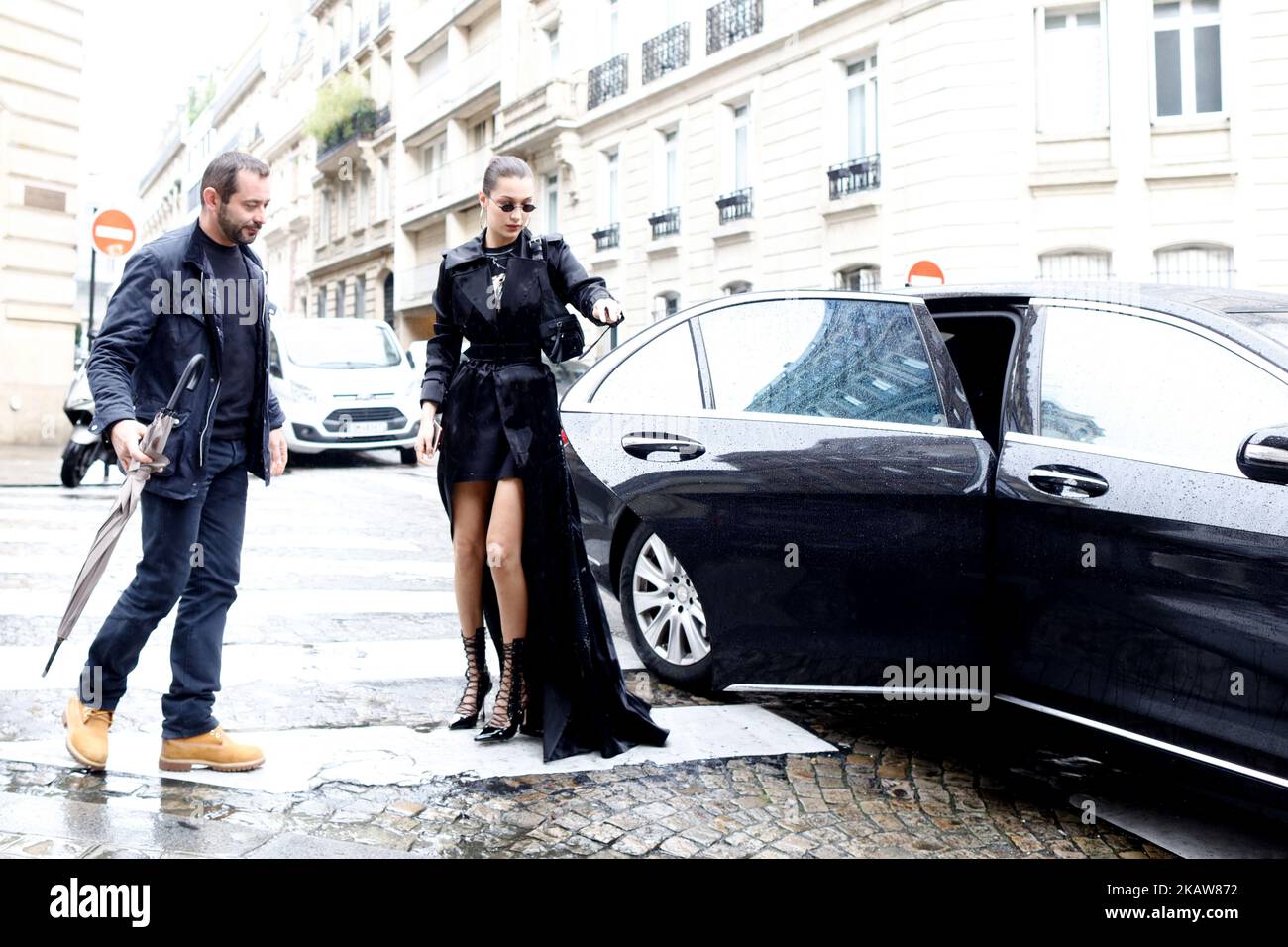Bella Hadid ha visto lasciare il suo hotel a Parigi, in Francia, il 25 gennaio 2018. (Foto di Mehdi Taamallah/NurPhoto) Foto Stock