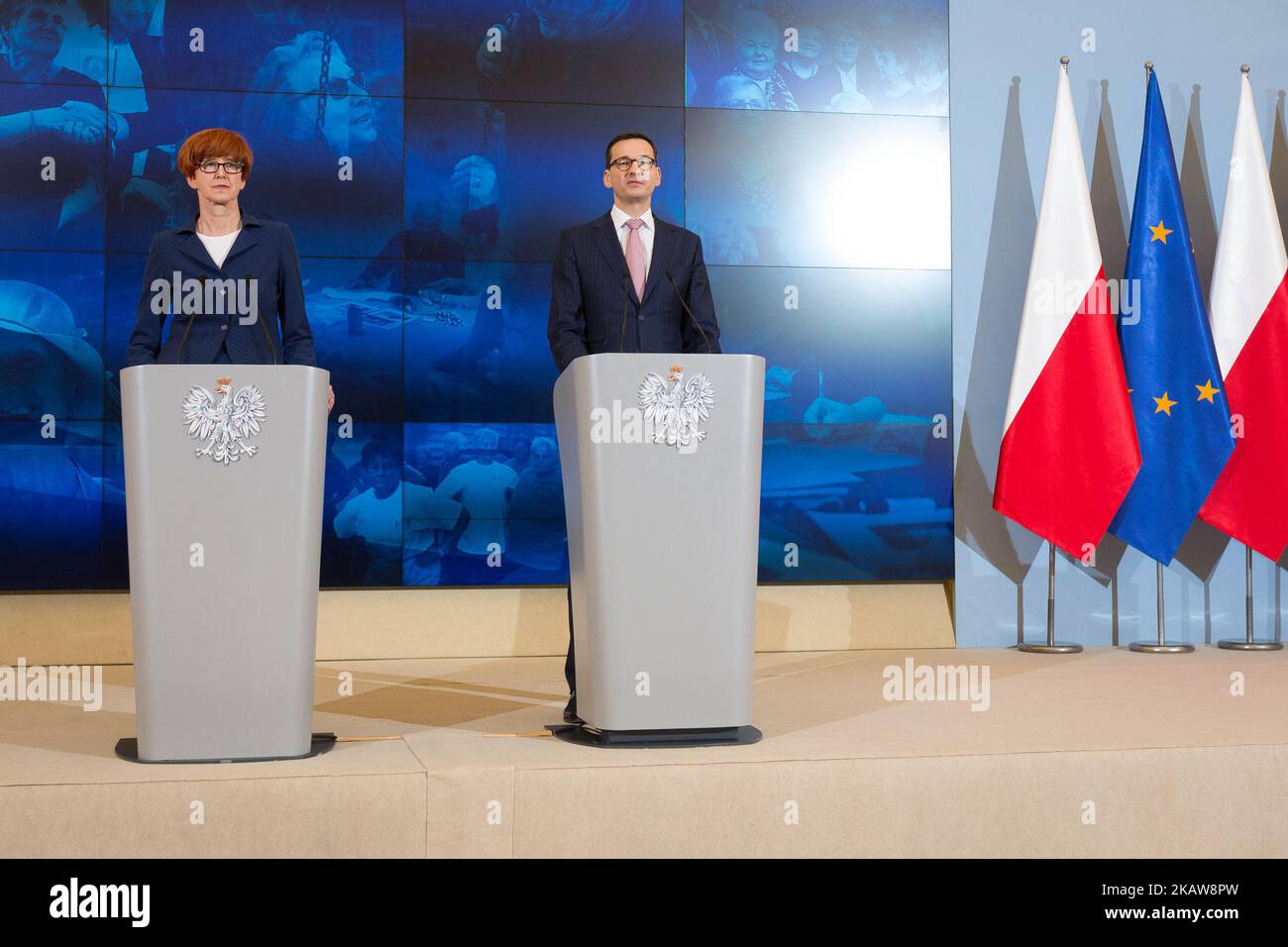 Il primo ministro polacco Mateusz Morawiecki e il ministro del lavoro e della politica sociale Elzbieta Rafalska durante la conferenza stampa alla Cancelleria del primo ministro a Varsavia, Polonia, il 23 gennaio 2018. (Foto di Mateusz Wlodarczyk/NurPhoto) Foto Stock