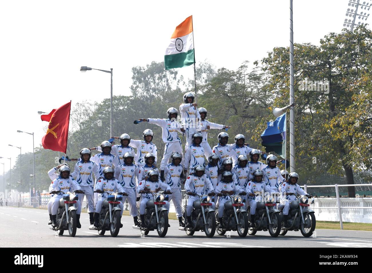 Il personaggio dell'esercito indiano esegue acrobazie sulle loro moto mentre prendono parte a una prova in vista della prossima parata della Republic Day a Kolkata il 23 gennaio 2018. L'India festeggerà il suo 69th° giorno della Repubblica il 26 gennaio. (Foto di Debajyoti Chakraborty/NurPhoto) Foto Stock