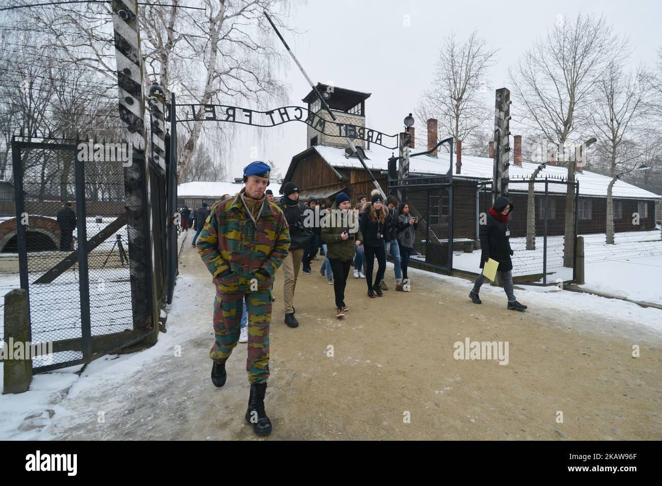 Il ministro della Difesa belga Steven Vandeput e il vice capo della Difesa Michel Hofman hanno accompagnato un gruppo di soldati belgi e centinaia di studenti delle scuole superiori di 13 scuole diverse durante la loro visita al campo di concentramento e di sterminio nazista di Auschwitz-Birkenau, Pochi giorni prima del 74th° anniversario della liberazione del campo. Martedì 23 gennaio 2018, nel campo di concentramento di Auschwitz, Oswiecim, Polonia. (Foto di Artur Widak/NurPhoto) Foto Stock