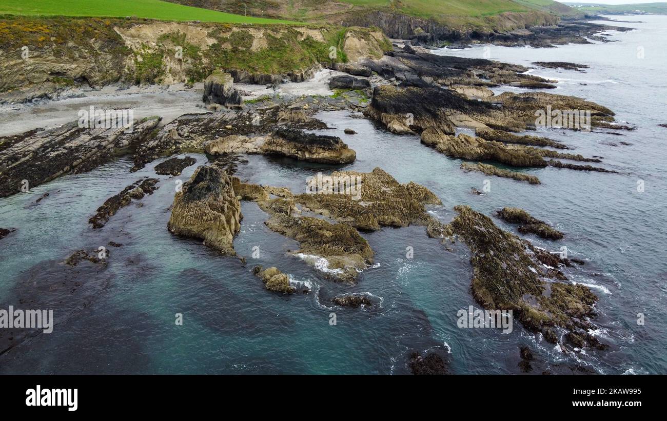 Luminosa costa rocciosa dell'Oceano Atlantico. Splendida natura del Nord Europa. Vista aerea della costa rocciosa. Foto del drone. Foto Stock