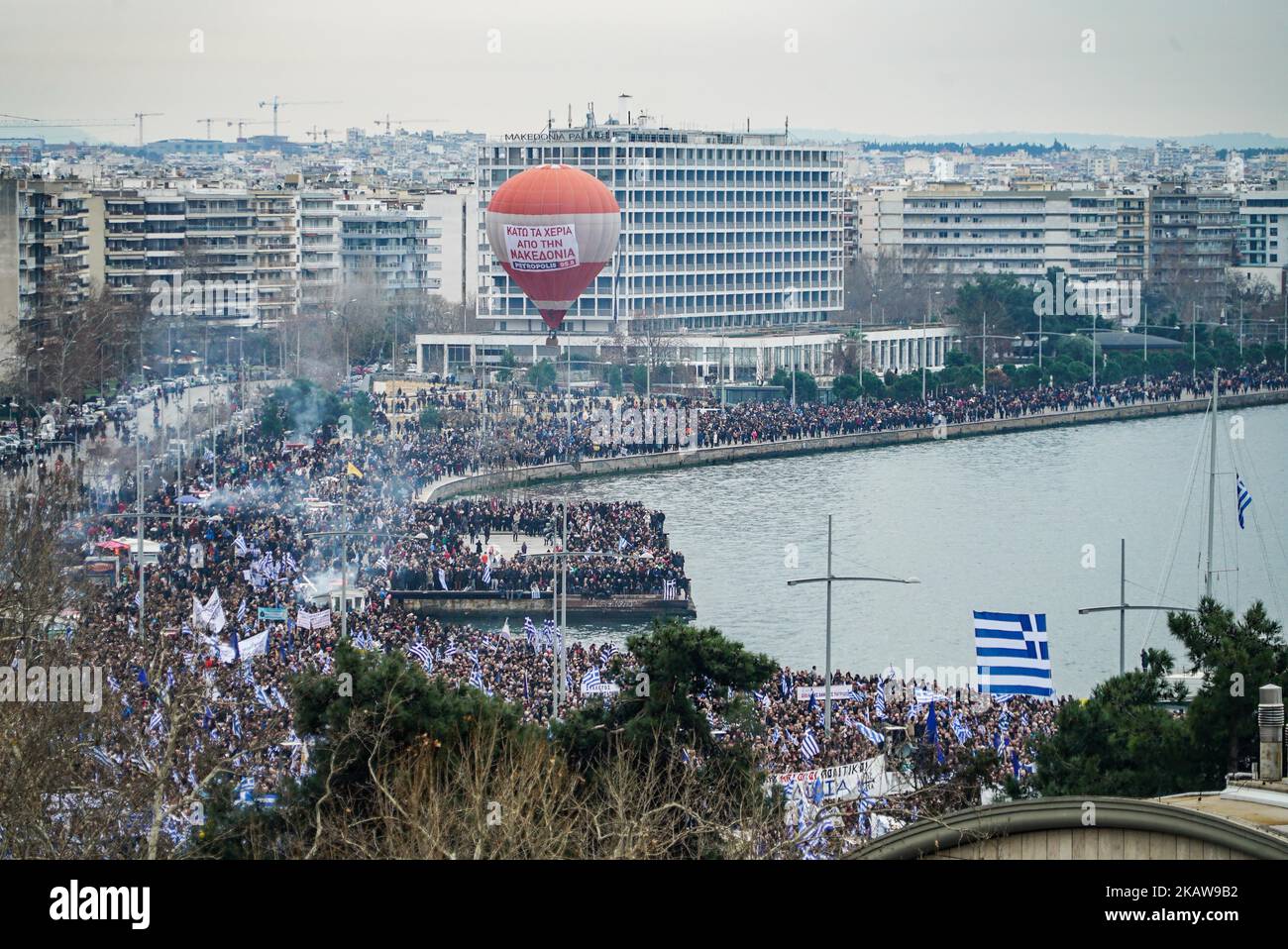 Protesta contro l'ex Repubblica jugoslava di Macedonia a Salonicco (Grecia) il 21 gennaio 2018. I greci protestano contro il governo e la FYROM per scendere a compromessi con l'uso del termine Macedonia a nome del paese vicino, la FYROM. Nella protesta circa 500,000 persone si sono radunate da tutta la Grecia e dall'estero. Si tenne sul lungomare di Salonicco di fronte alla statua del re macedone, Alessandro Magno. (Foto di Nicolas Economou/NurPhoto) Foto Stock