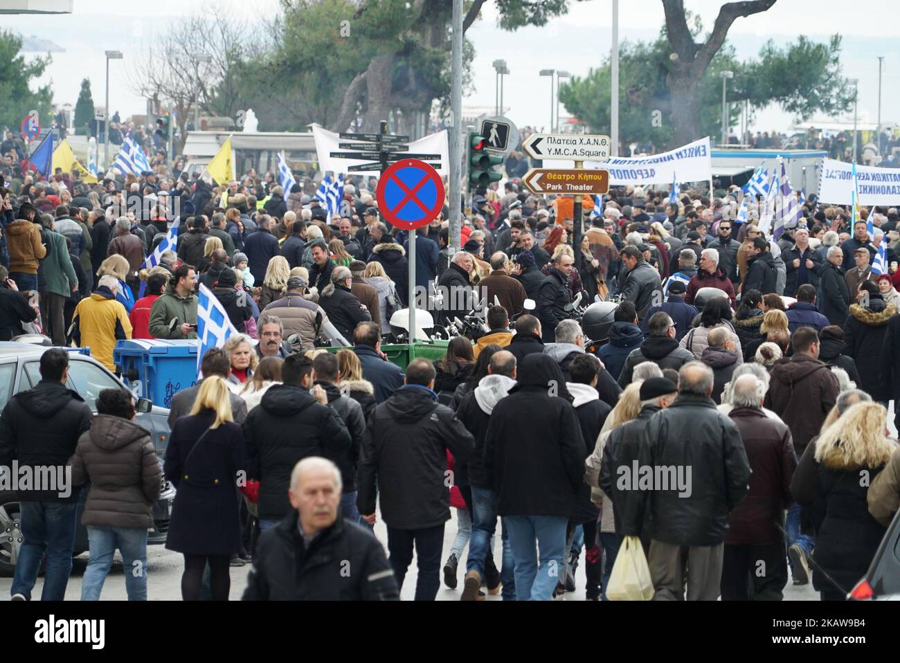 Protesta contro l'ex Repubblica jugoslava di Macedonia a Salonicco (Grecia) il 21 gennaio 2018. I greci protestano contro il governo e la FYROM per scendere a compromessi con l'uso del termine Macedonia a nome del paese vicino, la FYROM. Nella protesta circa 500,000 persone si sono radunate da tutta la Grecia e dall'estero. Si tenne sul lungomare di Salonicco di fronte alla statua del re macedone, Alessandro Magno. (Foto di Nicolas Economou/NurPhoto) Foto Stock