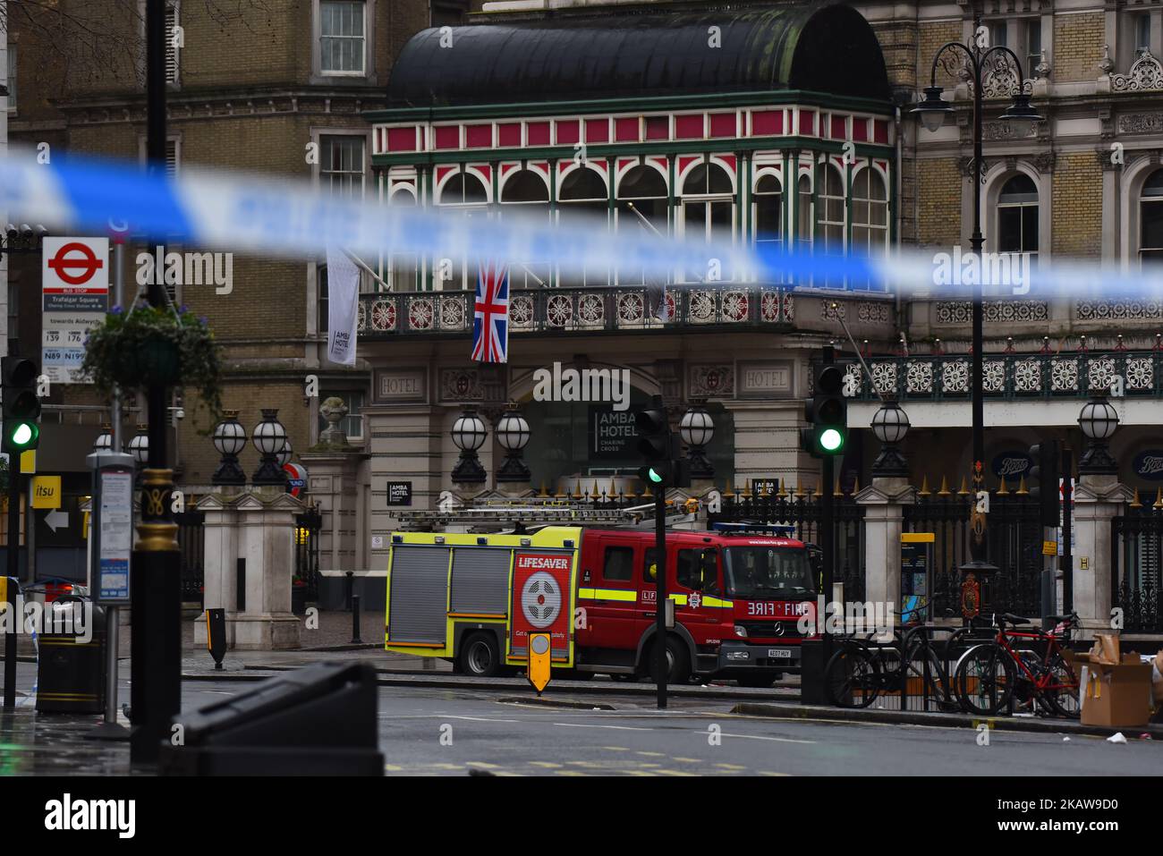 Il personale dei vigili del fuoco lavora sulla scena di una fuga di gas nello Strand, nel centro di Londra, il 23 gennaio 2018. Quasi 1.500 persone sono state evacuate da un hotel e night club nel centro di Londra durante la notte e due stazioni ferroviarie sono state chiuse a seguito di una fuga di gas, le autorità hanno detto il 23 gennaio. (Foto di Alberto Pezzali/NurPhoto) Foto Stock