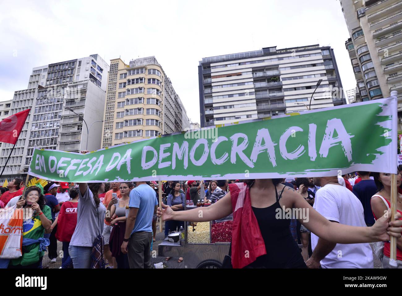 I dimostranti hanno bandiere durante una protesta contro la decisione del tribunale di appello di confermare una sentenza di innesto contro l'ex presidente Luiz Inacio Lula da Silva a San Paolo, Brasile, mercoledì 24 gennaio 2018. Tutti e tre i giudici hanno votato per negare a Lula il suo appello contro una condanna penale per aver accettato un passaggio a un appartamento sulla spiaggia insieme ad altri benefici da una società di costruzione in cambio di favori. (Foto di Cris FAGA/NurPhoto) Foto Stock