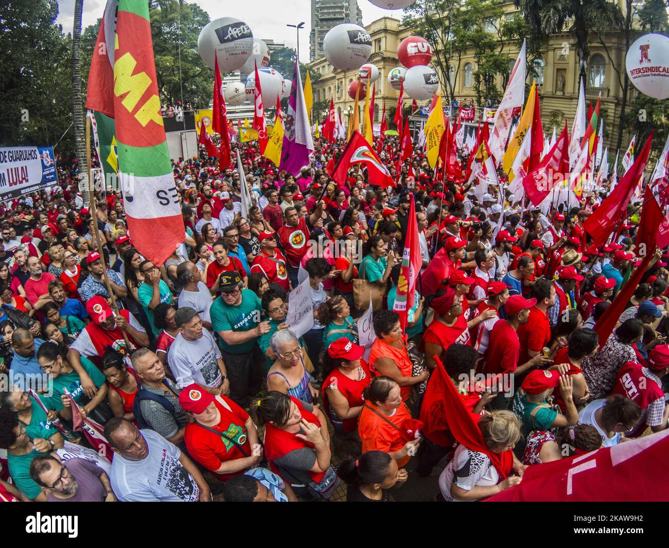 I dimostranti hanno bandiere durante una protesta contro la decisione del tribunale di appello di confermare una sentenza di innesto contro l'ex presidente Luiz Inacio Lula da Silva a San Paolo, Brasile, mercoledì 24 gennaio 2018. Tutti e tre i giudici hanno votato per negare a Lula il suo appello contro una condanna penale per aver accettato un passaggio a un appartamento sulla spiaggia insieme ad altri benefici da una società di costruzione in cambio di favori. (Foto di Cris FAGA/NurPhoto) Foto Stock