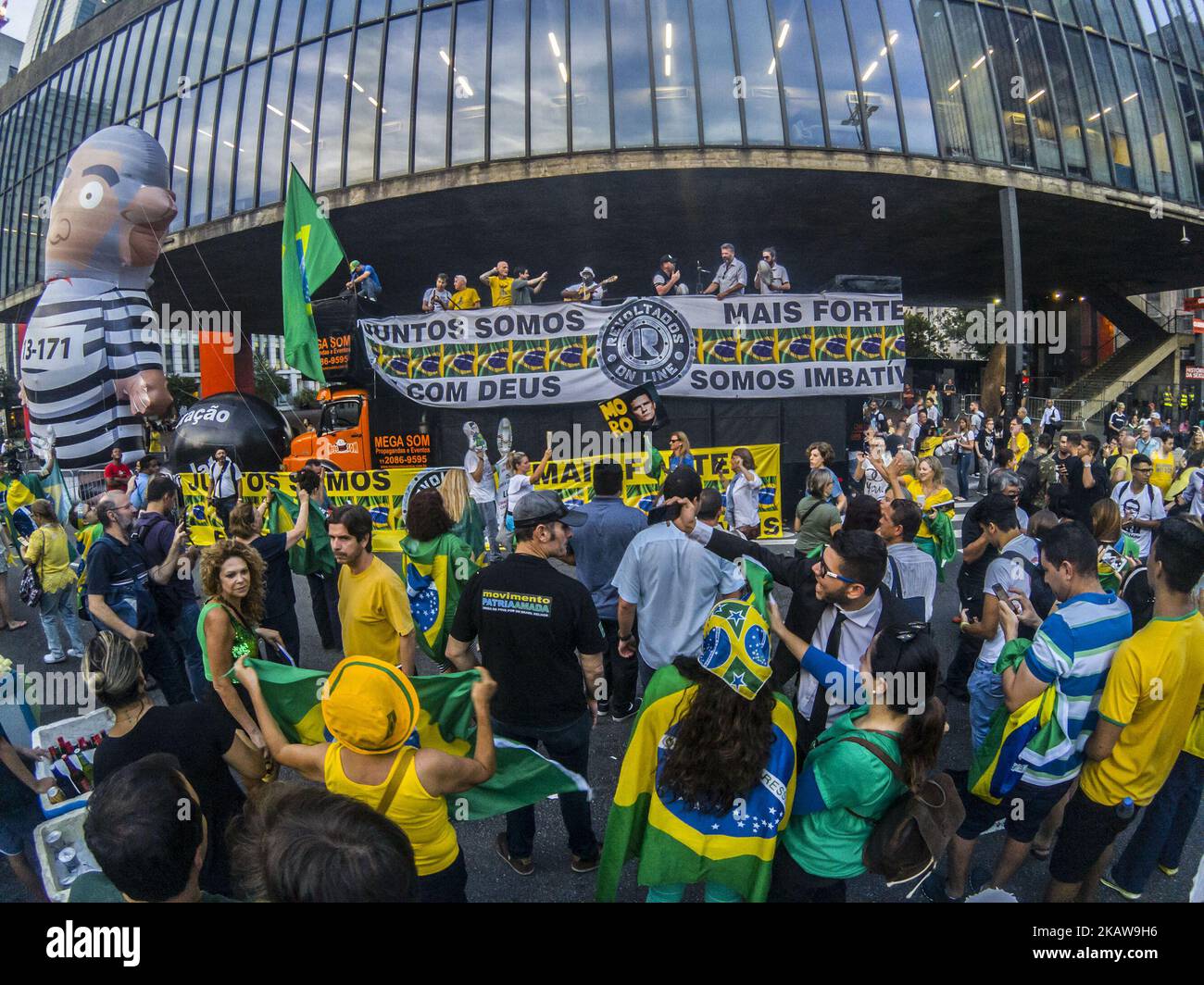 I dimostranti urlano gli slogan durante una protesta contro Luiz Inacio Lula da Silva a Sao Paulo, Brasile, mercoledì 24 gennaio 2018. Il primo dei tre giudici di una corte brasiliana ha votato per sostenere la condanna penale di Lula, in un caso che potrebbe affondare le sue ambizioni presidenziali e plasmare il risultato delle elezioni di ottobre. (Foto di Cris FAGA/NurPhoto) Foto Stock