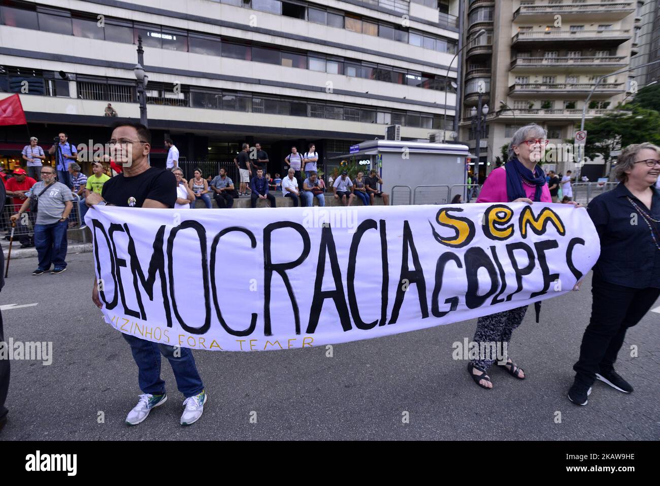 I dimostranti hanno bandiere durante una protesta contro la decisione del tribunale di appello di confermare una sentenza di innesto contro l'ex presidente Luiz Inacio Lula da Silva a San Paolo, Brasile, mercoledì 24 gennaio 2018. Tutti e tre i giudici hanno votato per negare a Lula il suo appello contro una condanna penale per aver accettato un passaggio a un appartamento sulla spiaggia insieme ad altri benefici da una società di costruzione in cambio di favori. (Foto di Cris FAGA/NurPhoto) Foto Stock