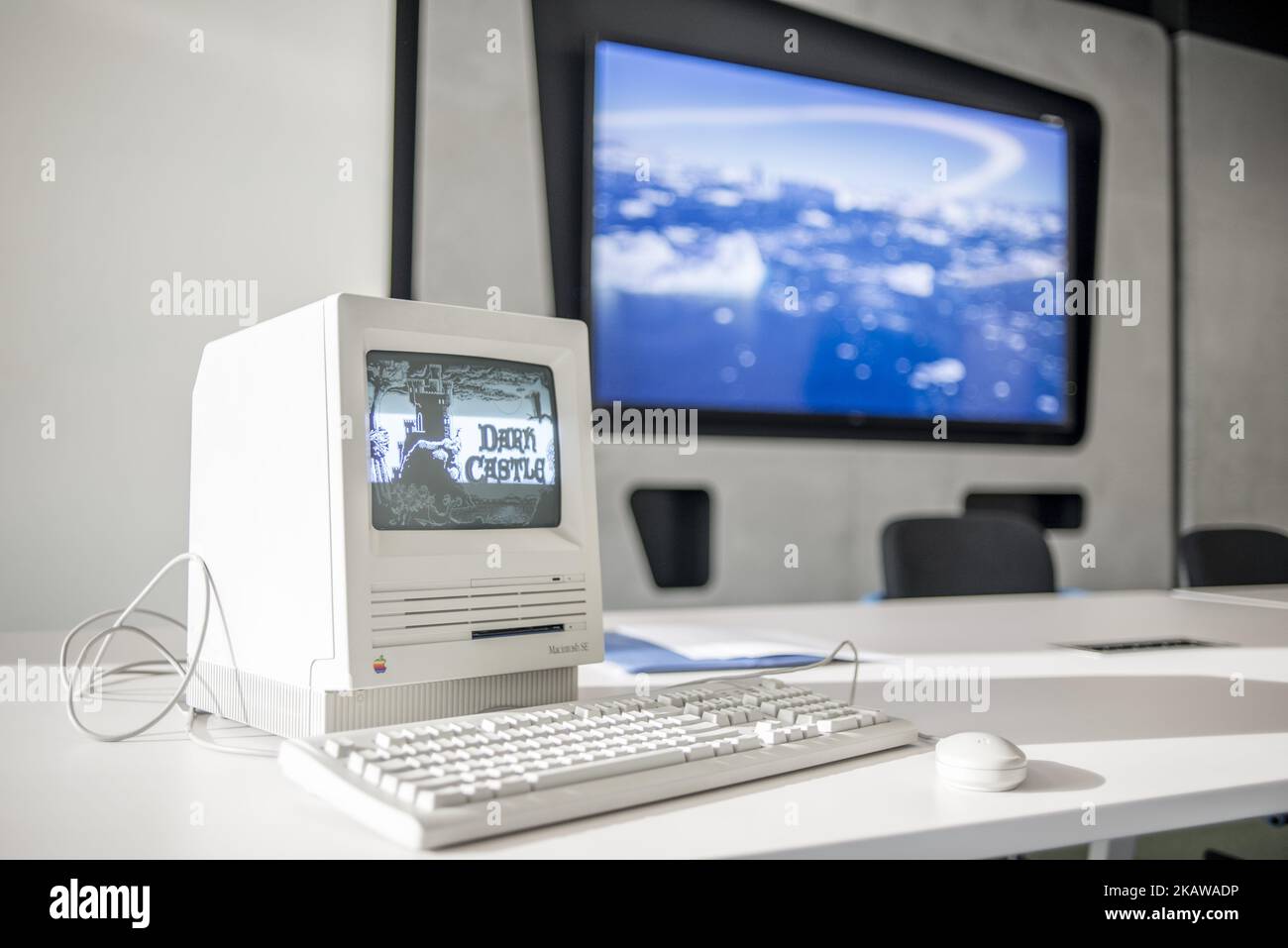 Macintosh se FDHD, data di uscita 1989 agosto, esposto al MacPaw's Ukrainian Apple Museum di Kiev, Ucraina il 26 gennaio 2017. Lo sviluppatore ucraino MacPaw ha aperto il museo dell'hardware Apple presso l'ufficio della società a Kiev. La collezione ha più di 70 modelli Macintosh originali datati dal 1981 al 2017. (Foto di Oleksandr Rupeta/NurPhoto) Foto Stock