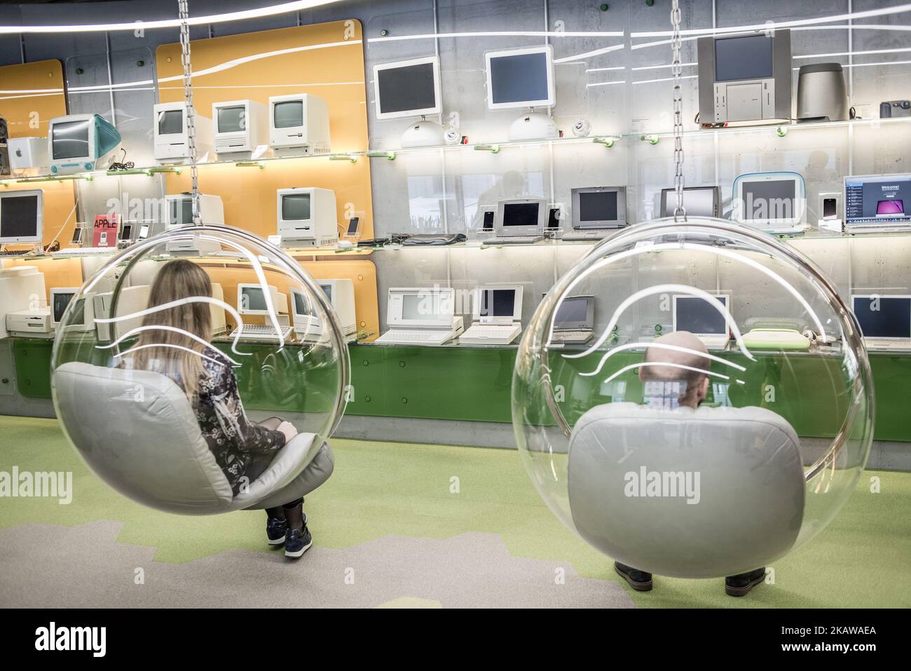 I modelli Macintosh sono esposti al MacPaw's Ukrainian Apple Museum di Kiev, in Ucraina, il 26 gennaio 2017. Lo sviluppatore ucraino MacPaw ha aperto il museo dell'hardware Apple presso l'ufficio della società a Kiev. La collezione ha più di 70 modelli Macintosh originali datati dal 1981 al 2017. (Foto di Oleksandr Rupeta/NurPhoto) Foto Stock