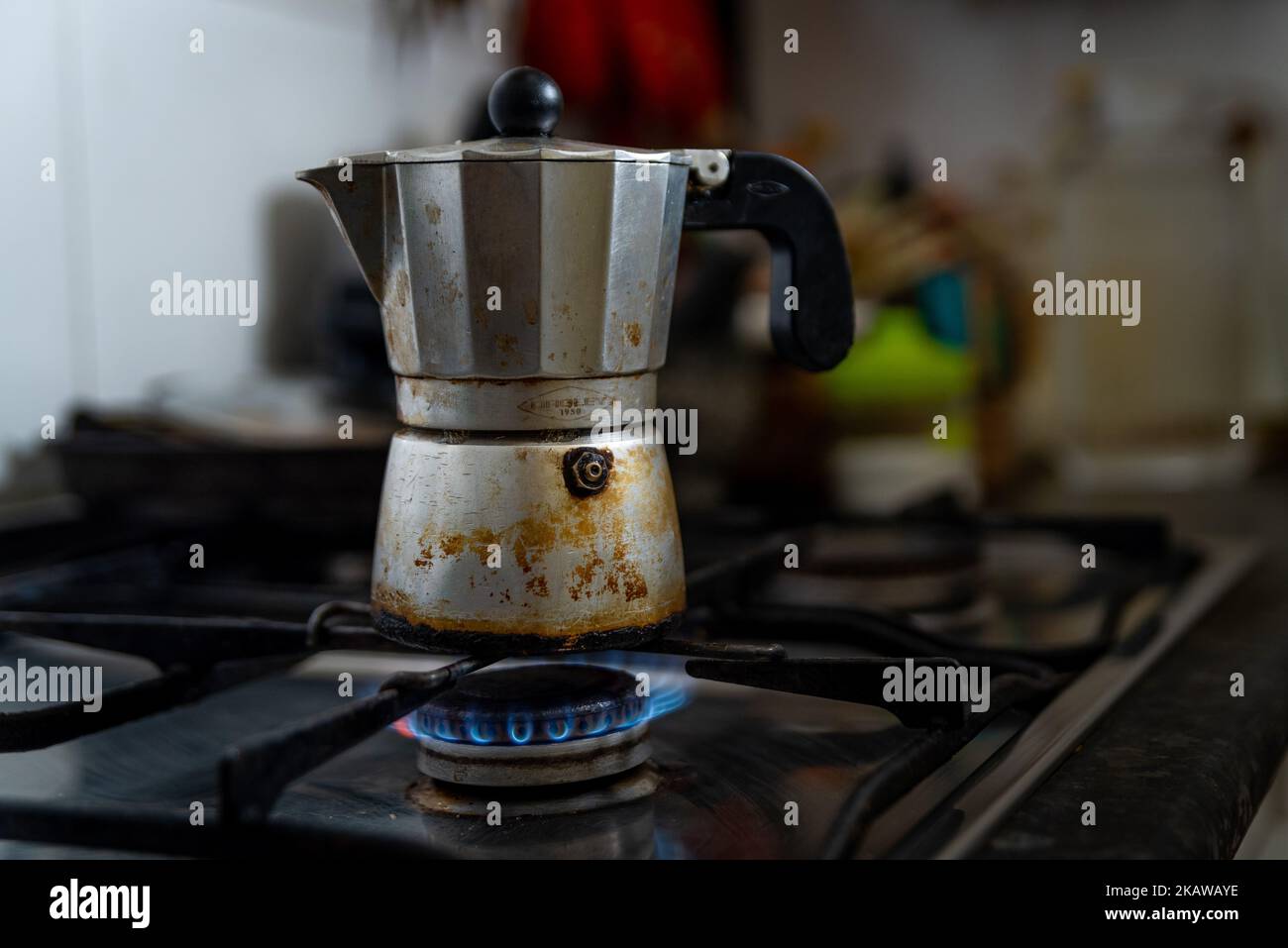 Una moka da caffè è vista sulla parte superiore di una cucina con una fiamma blu a gas. A causa dell'invasione russa dei prezzi del gas in Ucraina, nel 202 i prezzi del gas hanno raggiunto livelli record Foto Stock