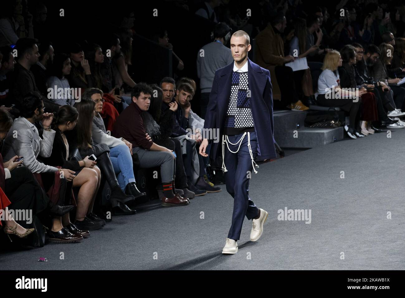 Un modello presenta le creazioni di Garcia Madrid durante una sfilata di moda all'IFEMA nell'ambito della Mercedes-Benz Fashion Week Madrid 67th a Madrid, Spagna, 28 gennaio 2018. (Foto di Oscar Gonzalez/NurPhoto) Foto Stock