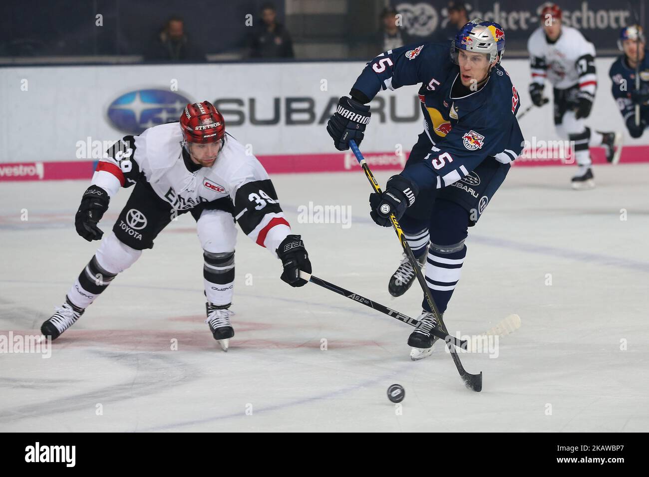 Bill Thomas di Koelner Haie vies Keith Aulie di Red Bull Monaco di Baviera durante il 46th° giorno di gioco della Lega tedesca di hockey su ghiaccio tra Red Bull Monaco e Koelner Haie nell'Olympia Eissportzentrum di Monaco di Baviera, Germania, il 26 gennaio 2018. (Foto di Marcel Engelbrecht/NurPhoto) Foto Stock