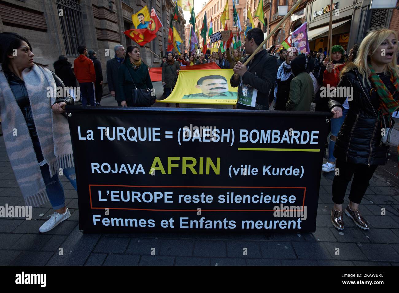I curdi dimostrano contro l'attacco turco contro gli africani in Siria lanciato da Erdogan contro ciò che egli ha definito "i terroristi del GYPG”. Il banner recita: "La Turchia bombe l'Afro (città curda), l'Europa rimane muta, le donne e i bambini muoiono”. Il 27 gennaio 2018 a Tolosa, Francia. (Foto di Alain Pitton/NurPhoto) Foto Stock