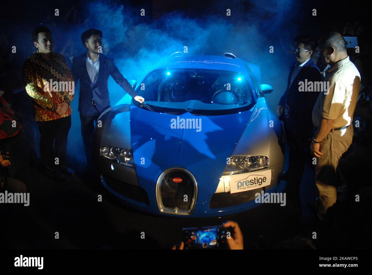 Presentazione di Bugatti Veyron a Giacarta, Indonesia, il 31 gennaio 2018. Bugatti Veyroy è la vettura più veloce al mondo che può guidare fino a 407 km all'ora con un motore W16 da 8 litri con 4 turbocompressori, ha una potenza fino a 1200 cv con capacità di accelerazione 0-100 in meno di tre secondi. (Foto di Dasril Roszandi/NurPhoto) Foto Stock