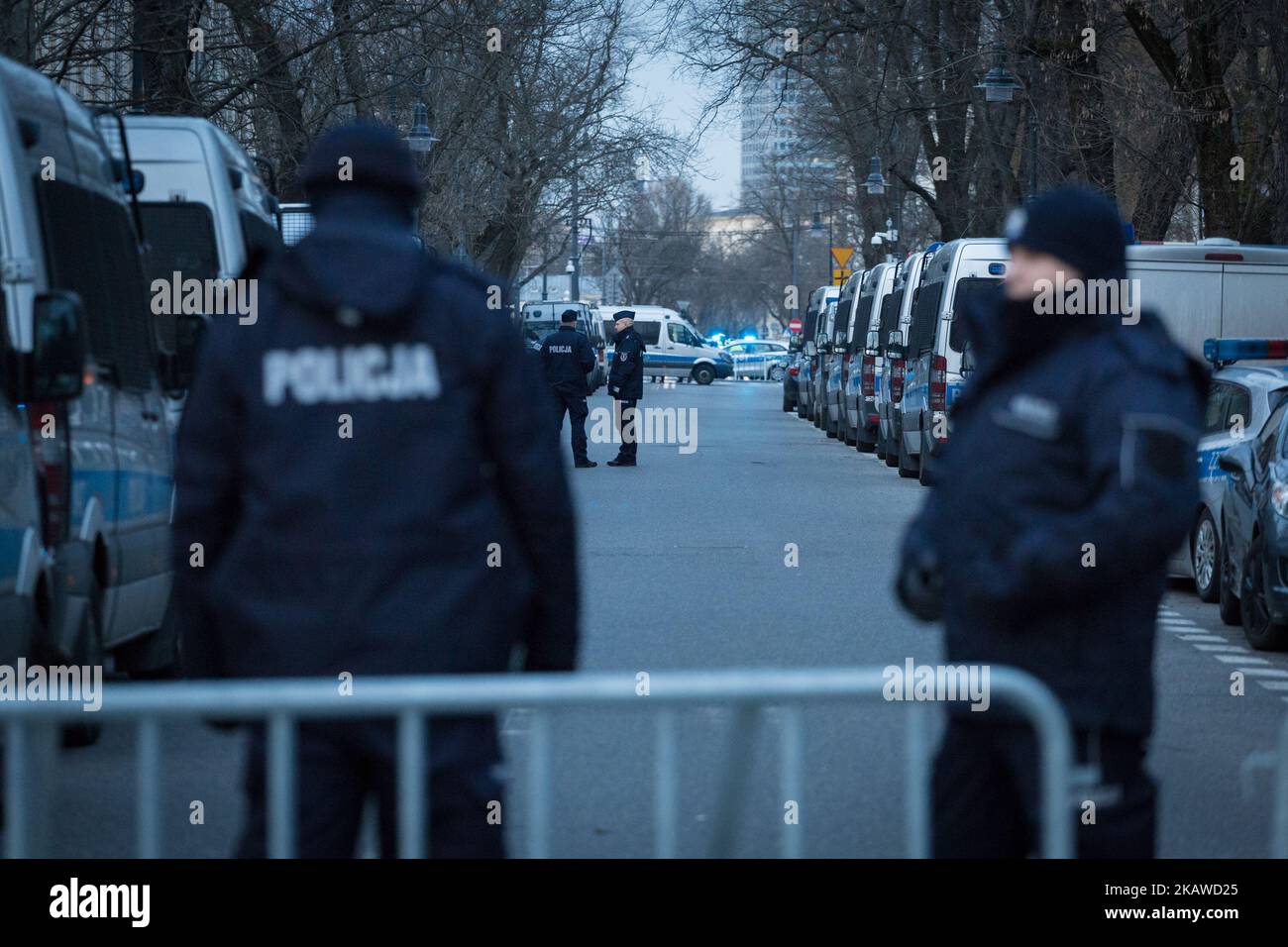 Le forze di polizia e le barriere intorno all'ambasciata israeliana a Varsavia (Polonia) il 31 gennaio 2018, dopo che un governatore locale, citando le preoccupazioni in materia di sicurezza, ha vietato il traffico nella zona per evitare una protesta pianificata da parte di gruppi di estrema destra causata dalla crisi diplomatica polacco-israeliana. (Foto di Mateusz Wlodarczyk/NurPhoto) Foto Stock