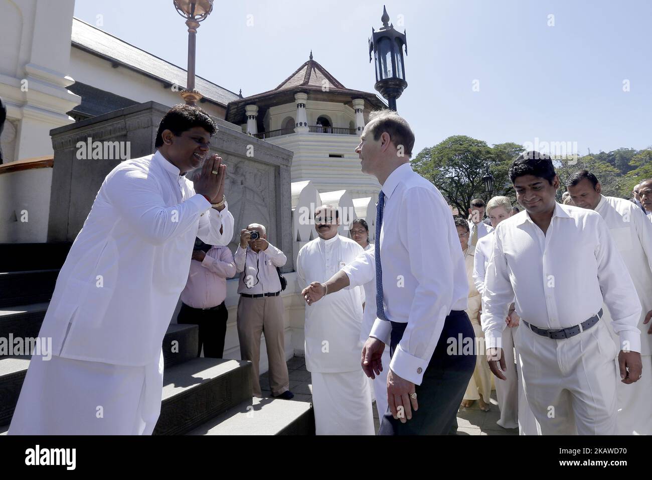 Il conte britannico di Wessex, il principe Edoardo arriva al Sacro Tempio della Reliquia dei denti a Kandy, nella parte centrale dello Sri Lanka, il 1 febbraio 2018. (Foto di Tharaka Basnayaka/NurPhoto) Foto Stock