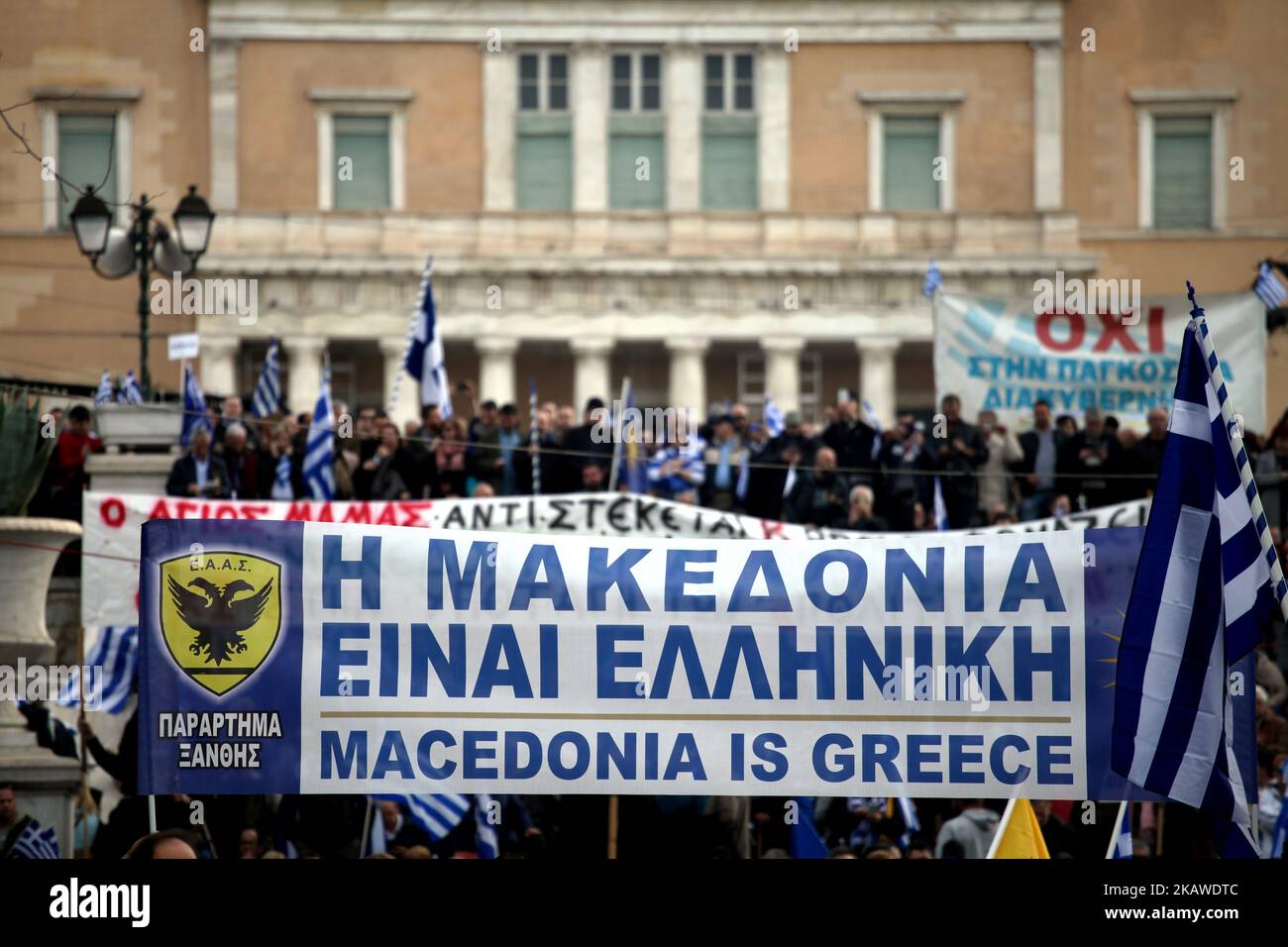 Un massiccio raduno in piazza Syntagma contro l'uso del termine Macedonia da parte della FYROM ad Atene, in Grecia, il 4 febbraio 2018. I manifestanti cercano di spingere il governo a non scendere a compromessi con la FYROM sul nome Macedonia. (Foto di Giorgos Georgiou/NurPhoto) Foto Stock