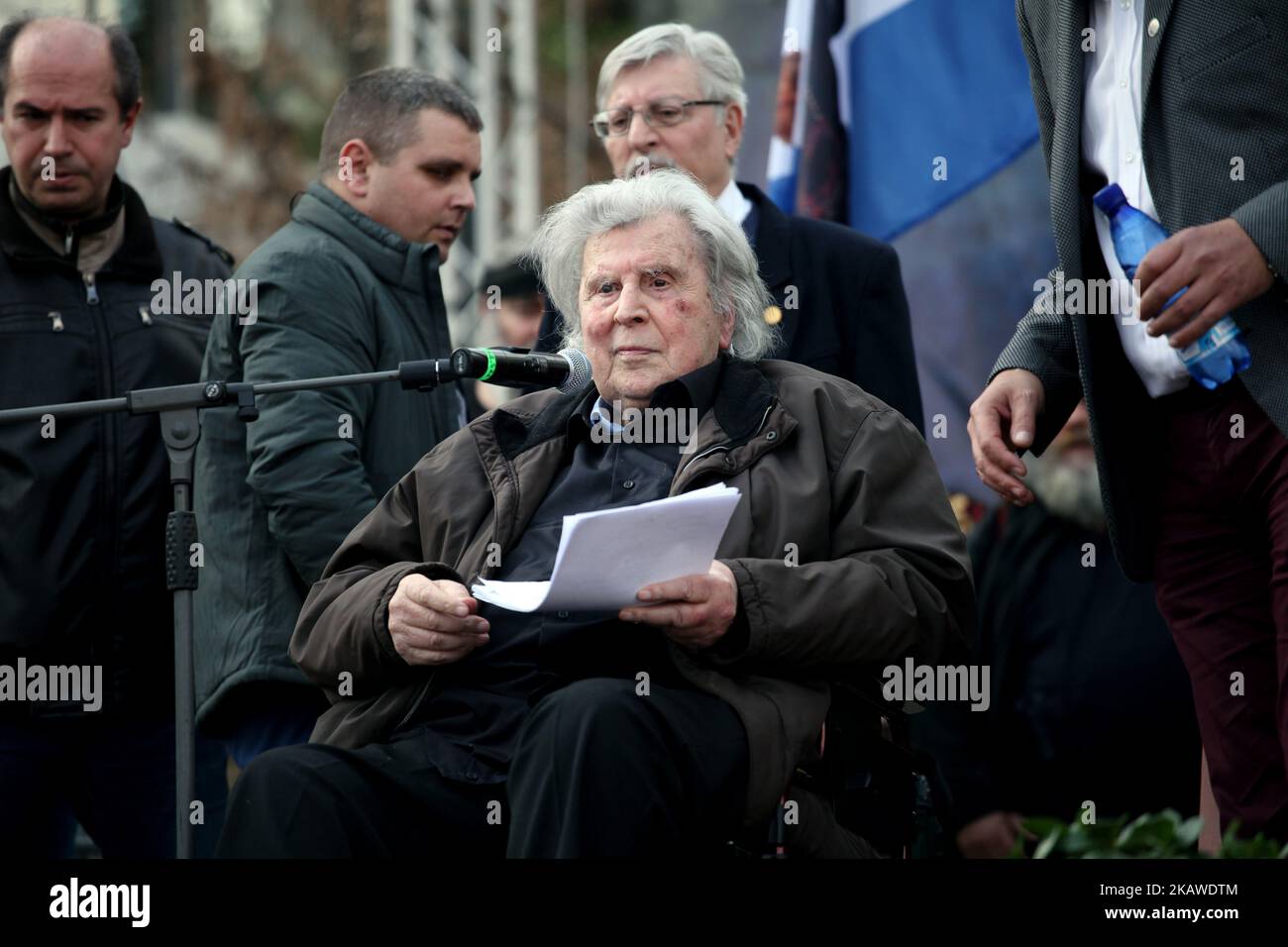 Il compositore Mikis Theodorakis durante un massiccio raduno in piazza Syntagma contro l'uso del termine Macedonia da parte della FYROM ad Atene, in Grecia, il 4 febbraio 2018. I manifestanti cercano di spingere il governo a non scendere a compromessi con la FYROM sul nome Macedonia. (Foto di Giorgos Georgiou/NurPhoto) Foto Stock