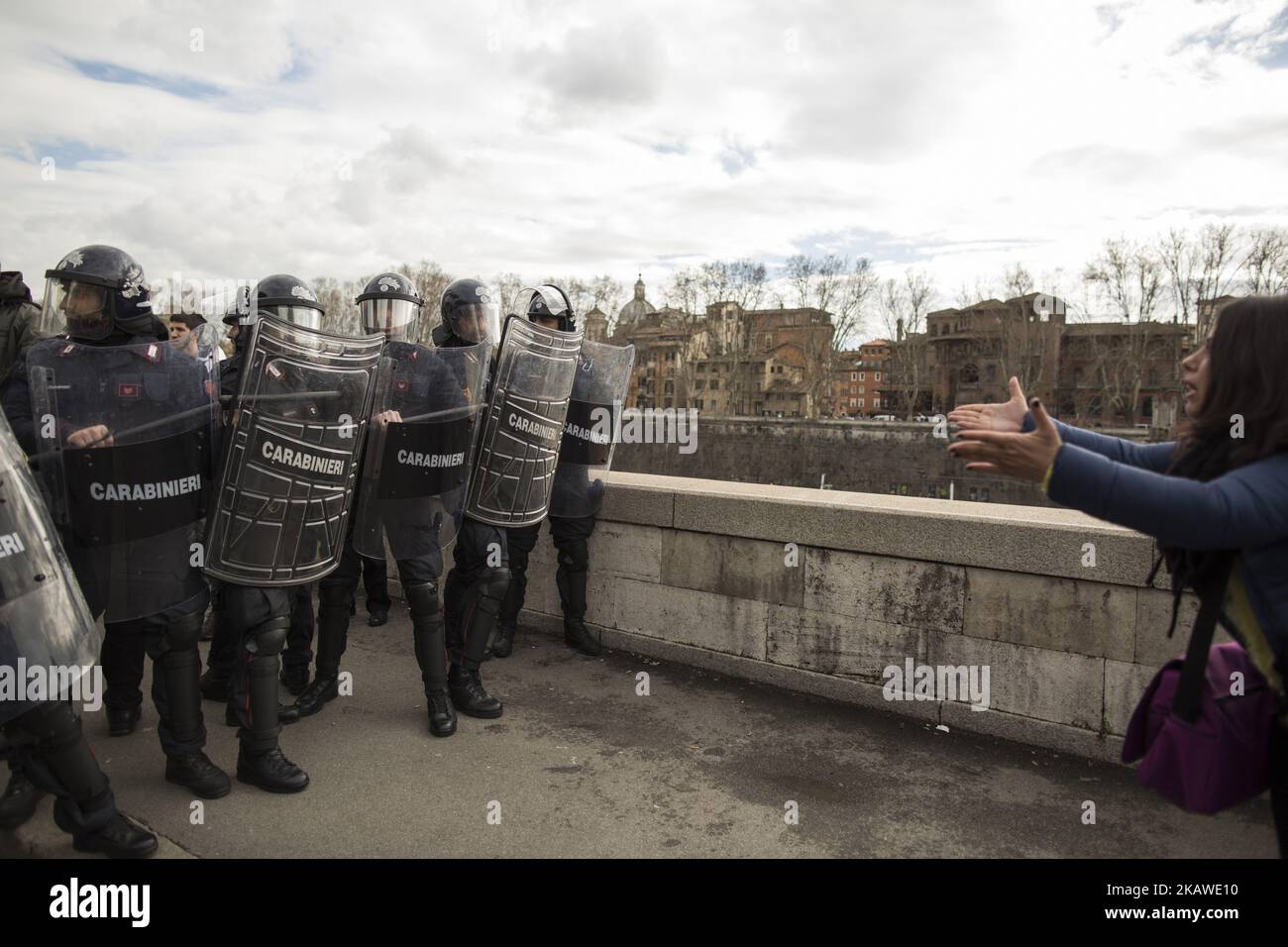 I poliziotti italiani scuffano con i dimostranti pro-curdi durante un sit-in vicino al Vaticano a Roma il 5 febbraio 2018. Il presidente turco Recep Tayyip Erdogan ha incontrato Papa Francesco il 5 febbraio, con un divieto di protesta imposto nel centro di Roma, in quanto i sentimenti sono molto forti per l'offensiva della Turchia contro le milizie curde all'interno della Siria. (Foto di Christian Minelli/NurPhoto) Foto Stock