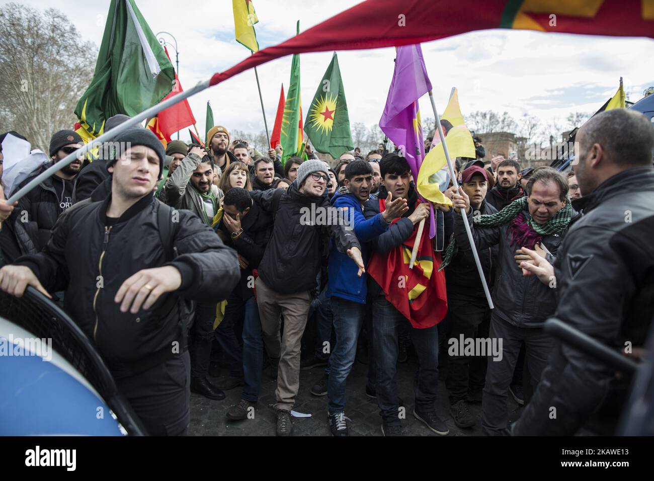 I poliziotti italiani si trovano di fronte a dimostranti pro-curdi durante un sit-in vicino al Vaticano a Roma, in Italia, il 5 febbraio 2018. Il presidente turco Recep Tayyip Erdogan ha incontrato Papa Francesco il 5 febbraio, con un divieto di protesta imposto nel centro di Roma, in quanto i sentimenti sono molto forti per l'offensiva della Turchia contro le milizie curde all'interno della Siria. (Foto di Christian Minelli/NurPhoto) Foto Stock