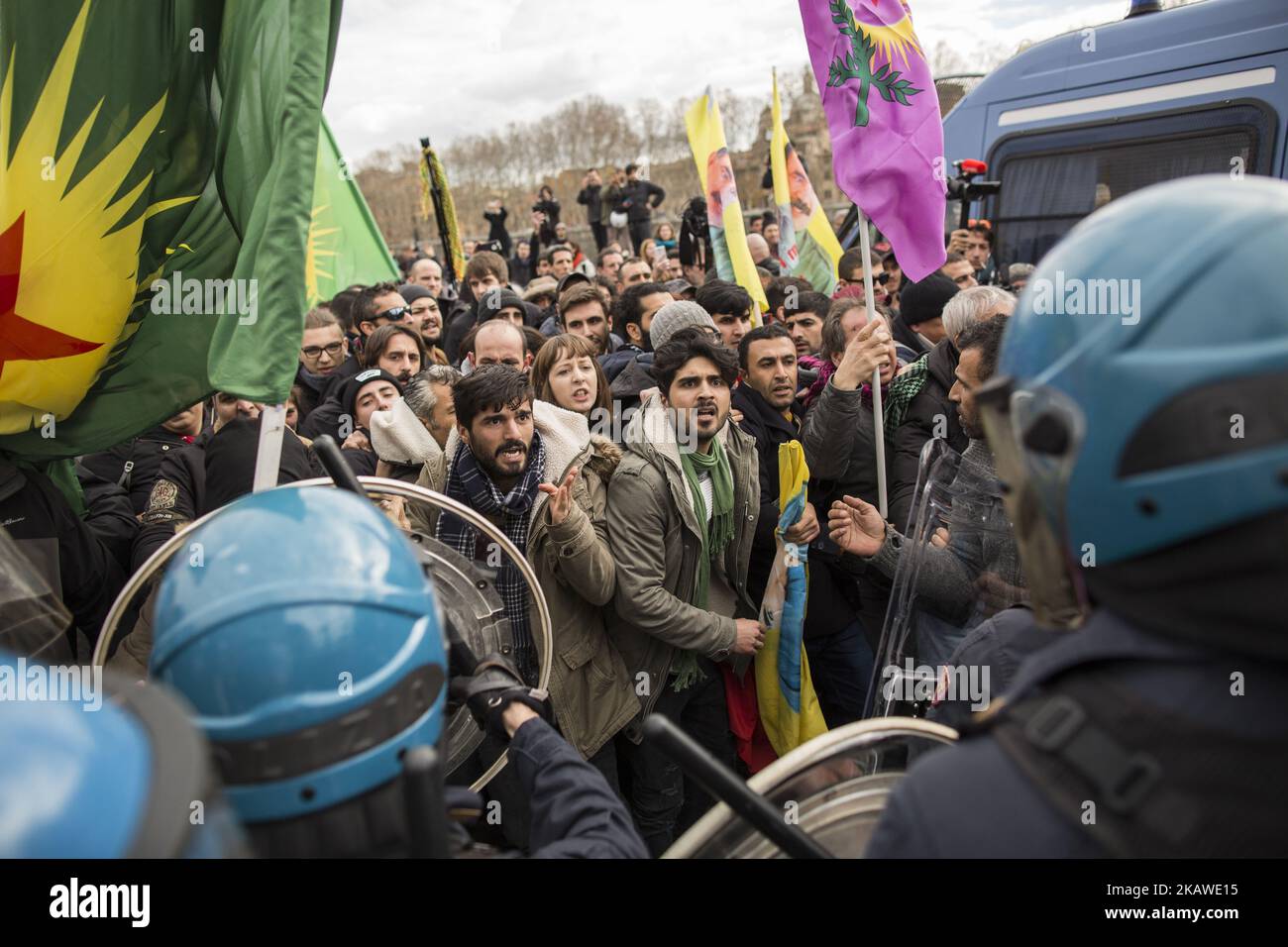 I poliziotti italiani si trovano di fronte a dimostranti pro-curdi durante un sit-in vicino al Vaticano a Roma, in Italia, il 5 febbraio 2018. Il presidente turco Recep Tayyip Erdogan ha incontrato Papa Francesco il 5 febbraio, con un divieto di protesta imposto nel centro di Roma, in quanto i sentimenti sono molto forti per l'offensiva della Turchia contro le milizie curde all'interno della Siria. (Foto di Christian Minelli/NurPhoto) Foto Stock