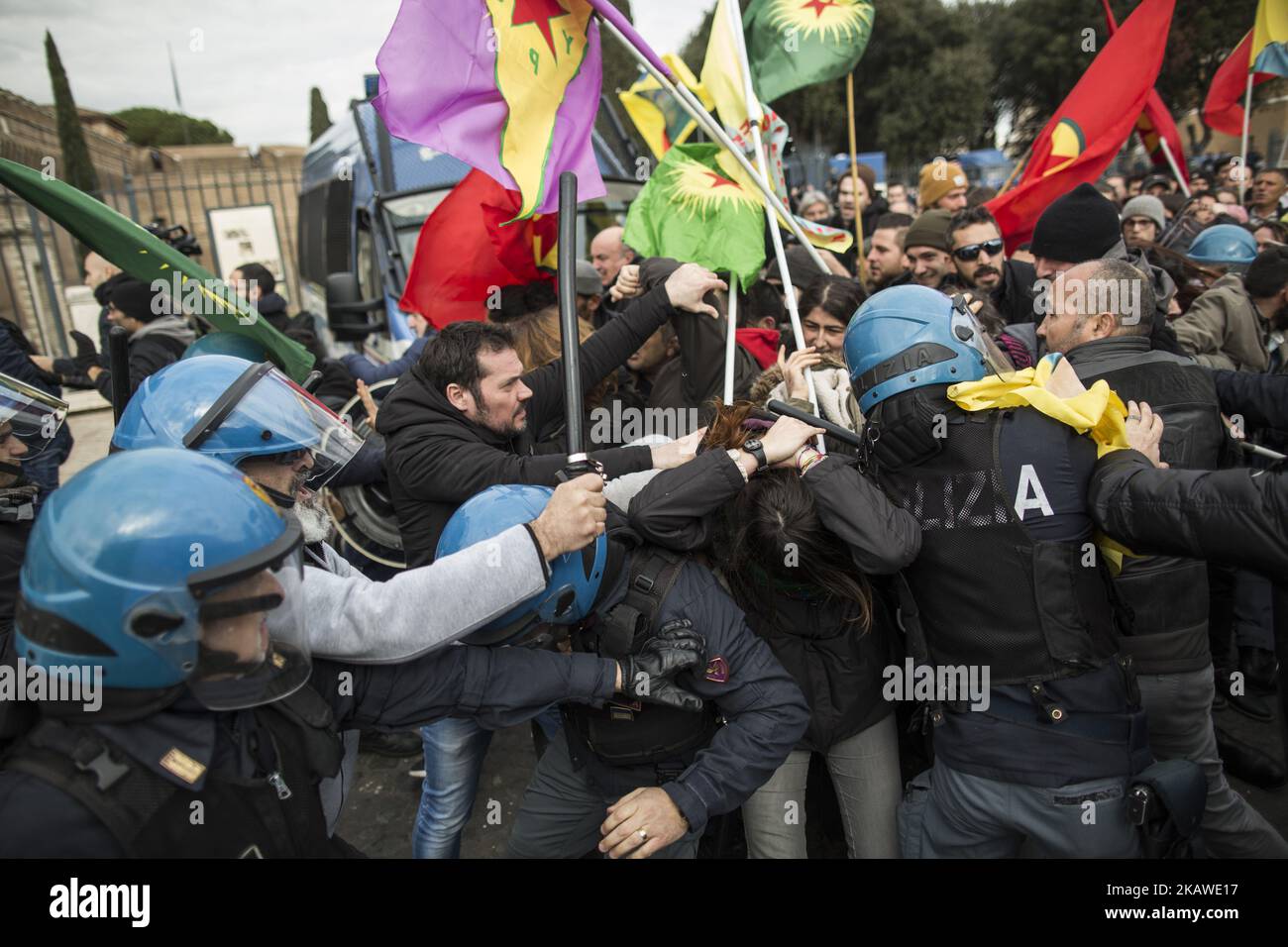I poliziotti italiani scuffano con i dimostranti pro-curdi durante un sit-in vicino al Vaticano a Roma il 5 febbraio 2018. Il presidente turco Recep Tayyip Erdogan ha incontrato Papa Francesco il 5 febbraio, con un divieto di protesta imposto nel centro di Roma, in quanto i sentimenti sono molto forti per l'offensiva della Turchia contro le milizie curde all'interno della Siria. (Foto di Christian Minelli/NurPhoto) Foto Stock
