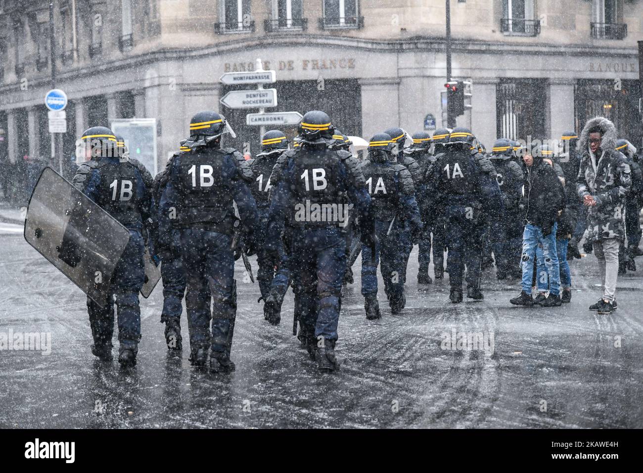 La polizia antisommossa è in guardia durante una manifestazione contro la proposta di riforma delle applicazioni universitarie da parte del governo francese e un progetto di riforma dell'esame di uscita della scuola superiore francese il 6 febbraio 2018 a Parigi. (Foto di Julien Mattia/NurPhoto) Foto Stock