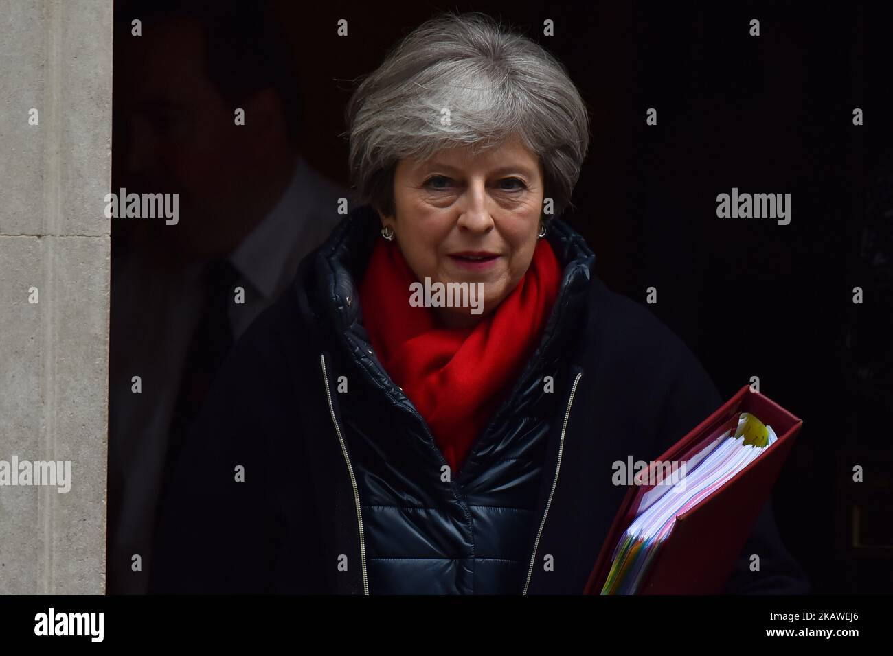 Il primo ministro britannico Theresa May lascia 10 Downing Street per partecipare alle Domande settimanali del primo ministro (PMQ) alla Camera dei Comuni, Londra il 7 febbraio 2018. (Foto di Alberto Pezzali/NurPhoto) Foto Stock