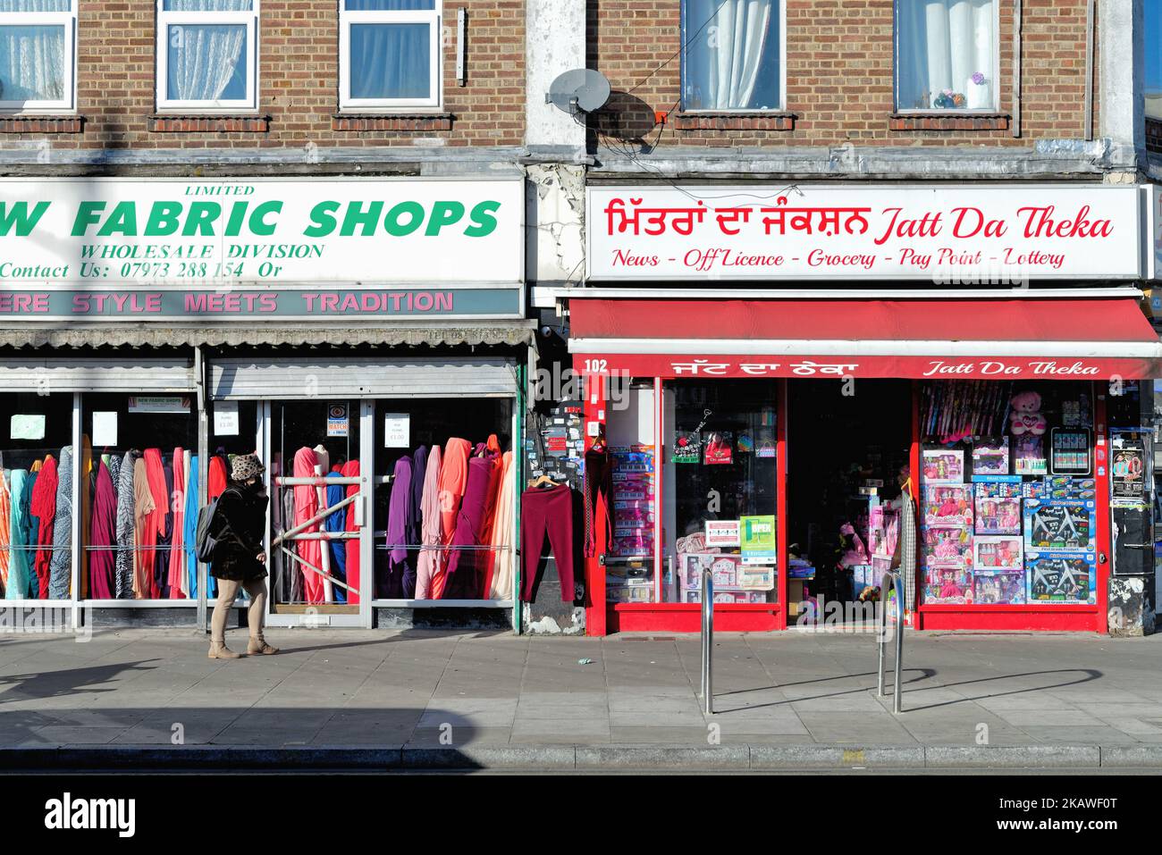 Colorati negozi multiculturali a Southall Greater London Inghilterra Regno Unito Foto Stock