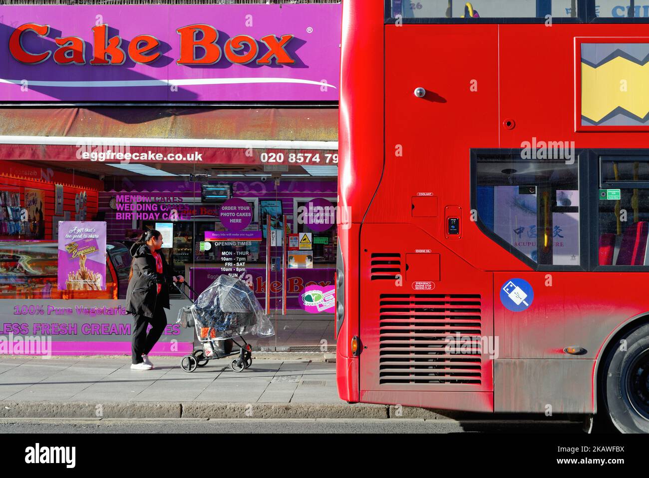 Colorato negozio multiculturale di fronte a Southall Greater London Inghilterra Regno Unito Foto Stock