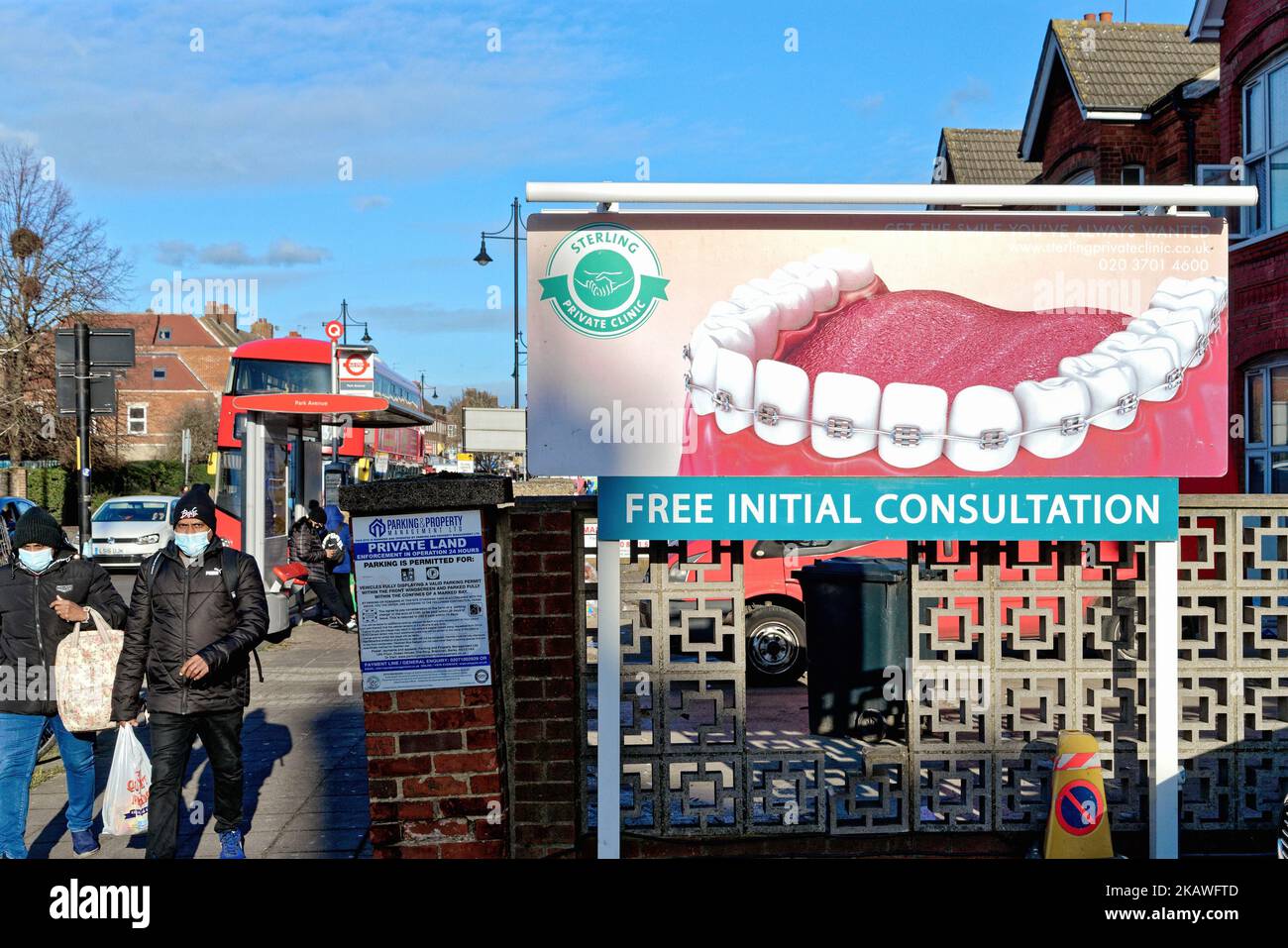 Un grande poster che mostra un tutore dentale all'esterno dello Sterling Dental Centre su South Road Southall Greater London England UK Foto Stock