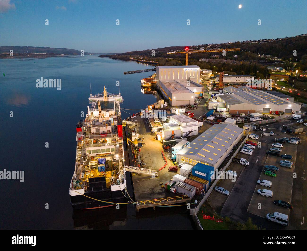 Port Glasgow, Scozia, Regno Unito. 3rd novembre 2022. Veduta aerea del traghetto Caledonian Macbrayne MV Glen Sannox in costruzione presso il cantiere navale Ferguson Marine di Port Glasgow sul fiume Clyde. I traghetti, MV Glen Sannox e Hull 802 sono in ritardo e troppo budget. Venerdì 4th novembre il Comitato di controllo pubblico del Parlamento scozzese ascolterà le notizie del primo Ministro Nicola Sturgeon. Il Comitato sta studiando l'assegnazione del contratto di appalto al cantiere navale Ferguson Marine e gli eventi successivi. I traghetti sono in ritardo di 5 anni e il prezzo è più che raddoppiato. Iain Masterton/Alamy Live News Foto Stock