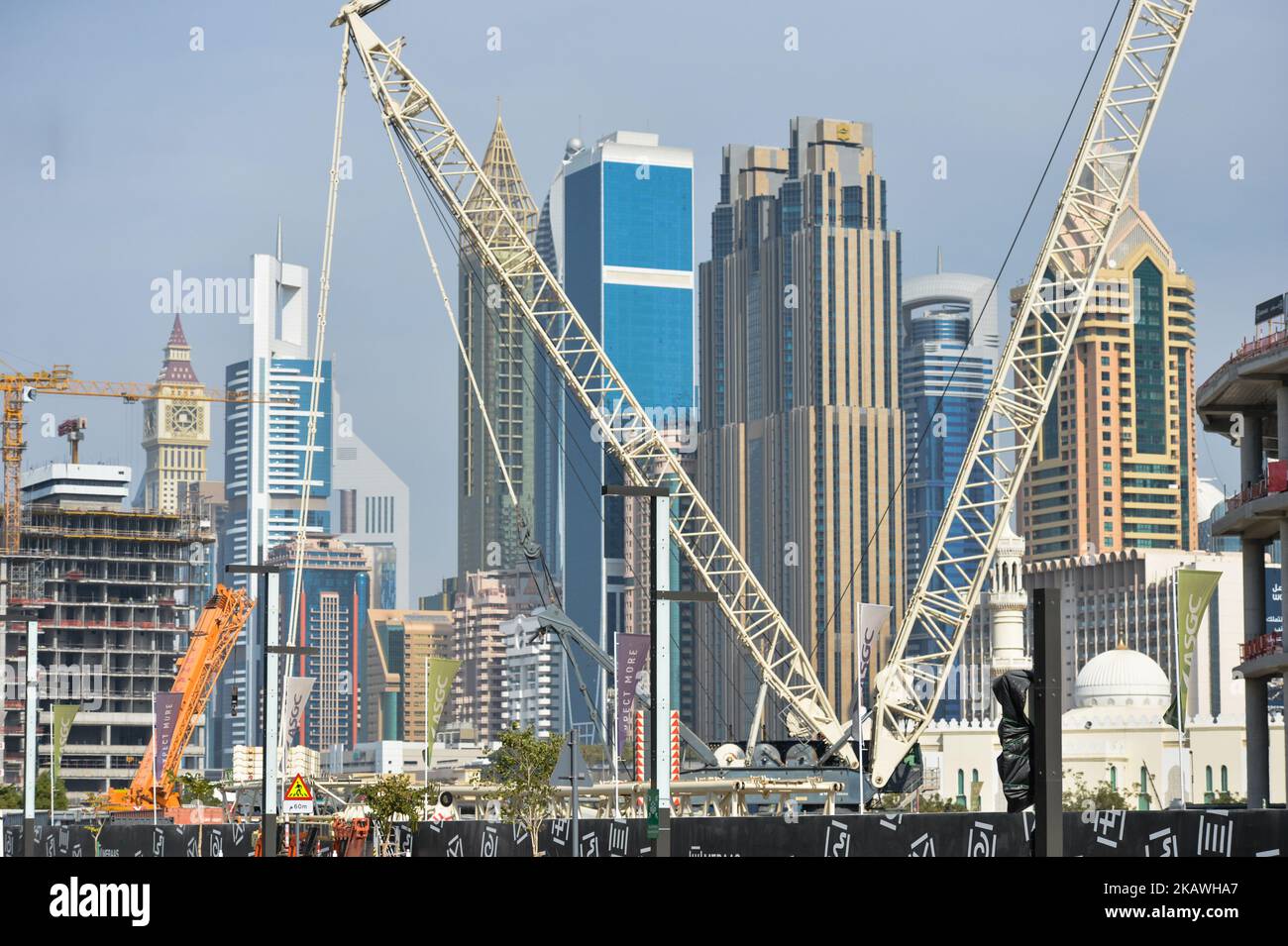 Una vista generale di un cantiere edile visto nell'area della Dubai Arena City Walk con una vista del centro di Dubai sullo sfondo. Sabato 10 febbraio 2018 a Dubai, Emirati Arabi Uniti. (Foto di Artur Widak/NurPhoto) Foto Stock