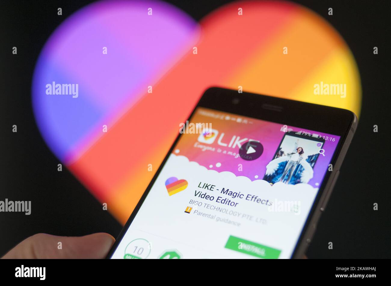 L'app di editing video like è stata visualizzata su un telefono cellulare il 12 febbraio 2018. L'applicazione simile consente agli utenti di aggiungere facilmente effetti video ai video durante l'editing sui loro dispositivi mobili. (Foto di Jaap Arriens/NurPhoto) Foto Stock