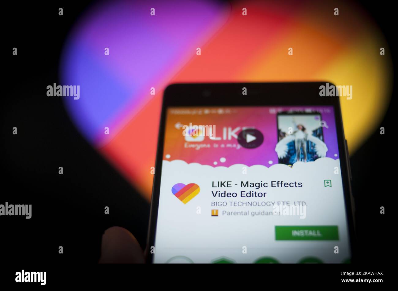 L'app di editing video like è stata visualizzata su un telefono cellulare il 12 febbraio 2018. L'applicazione simile consente agli utenti di aggiungere facilmente effetti video ai video durante l'editing sui loro dispositivi mobili. (Foto di Jaap Arriens/NurPhoto) Foto Stock
