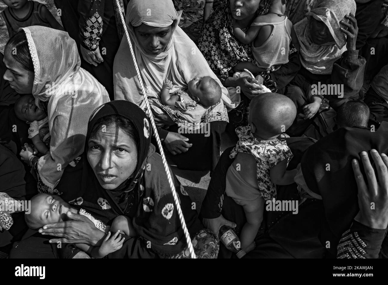 Le donne rifugiate Rohingya stanno tenendo i loro figli in attesa di assistenza medica in una clinica sul campo da parte dell'organizzazione non governativa Mercy Malaysia nel campo profughi di Thankhali vicino al Bazaar di Cox, Bangladesh, 22 novembre 2017 (Foto di Szymon Barylski/NurPhoto) Foto Stock