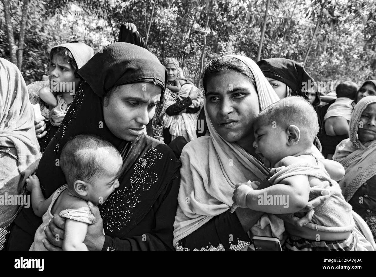 Le donne rifugiate Rohingya stanno tenendo i loro figli in attesa di assistenza medica in una clinica sul campo da parte dell'organizzazione non governativa Mercy Malaysia nel campo profughi di Thankhali vicino al Bazaar di Cox, Bangladesh, 22 novembre 2017 (Foto di Szymon Barylski/NurPhoto) Foto Stock