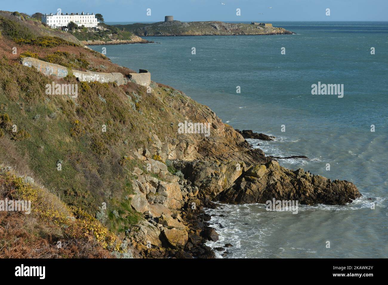 Una vista del costo di Killiney con una parte dell'isola di Dalkey sullo sfondo. Giovedì 15 febbraio 2018, Dublino, Irlanda. (Foto di Artur Widak/NurPhoto) Foto Stock