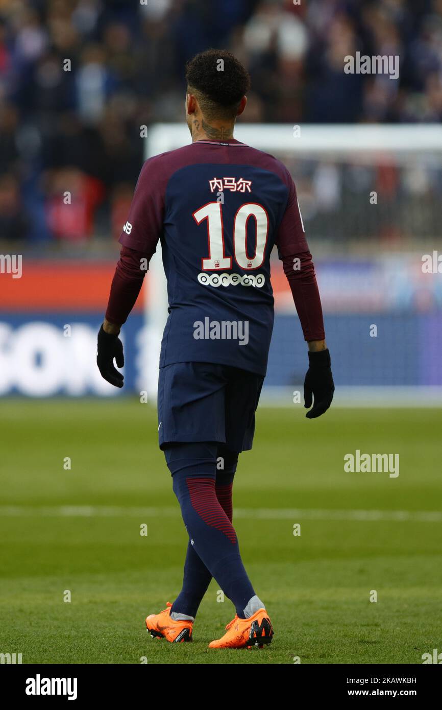 Neymar Jr di Parigi il nome di Saint-Germain è scritto in cinese sulla sua camicia come tributo al Capodanno cinese, durante la partita di Ligue 1 tra Parigi saint-Germain e Strasburgo al Parc des Princes il 17 febbraio 2018 a Parigi, Francia. (Foto di Mehdi Taamallah/NurPhoto) Foto Stock